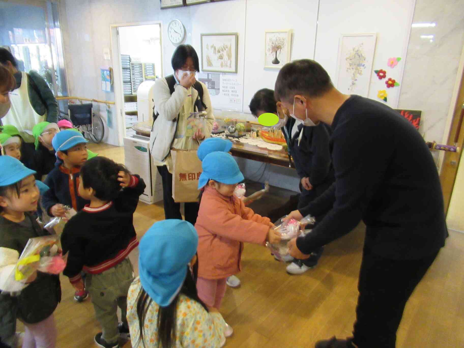 老人ホーム訪問（あひる・うさぎ・りす組　１～3歳児クラス）