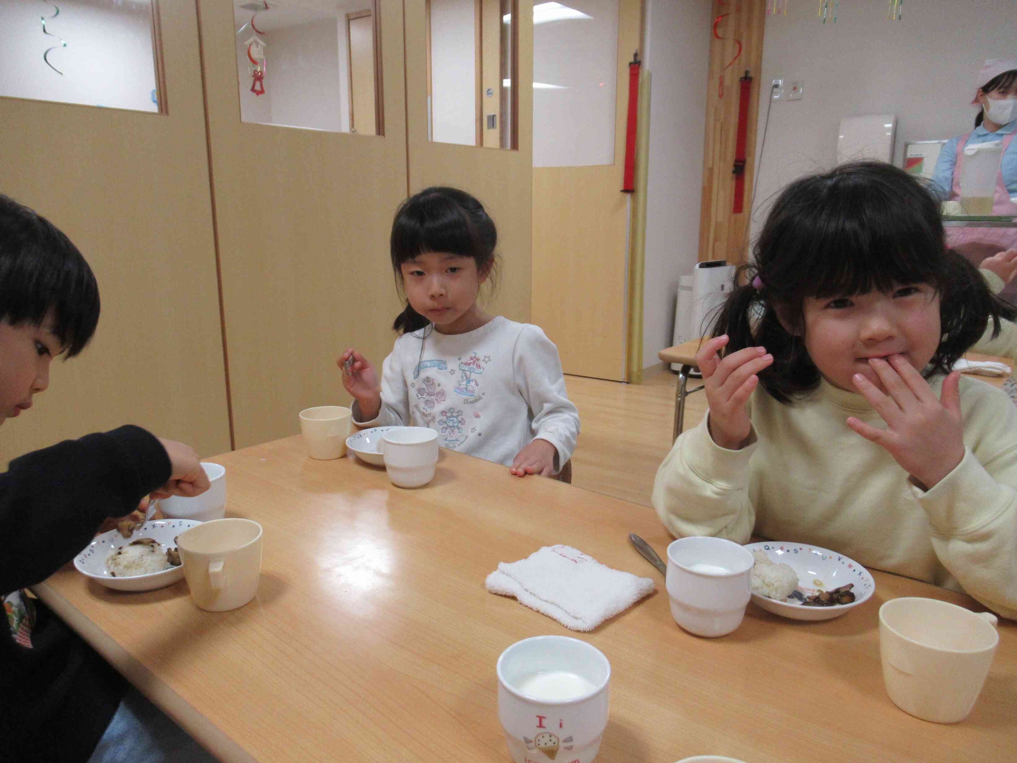 しいたけは実際に食べたのは、自分たちが栽培したしいたけではなかったけれど、給食の先生が作ってくれたしいたけおいしいよ♪