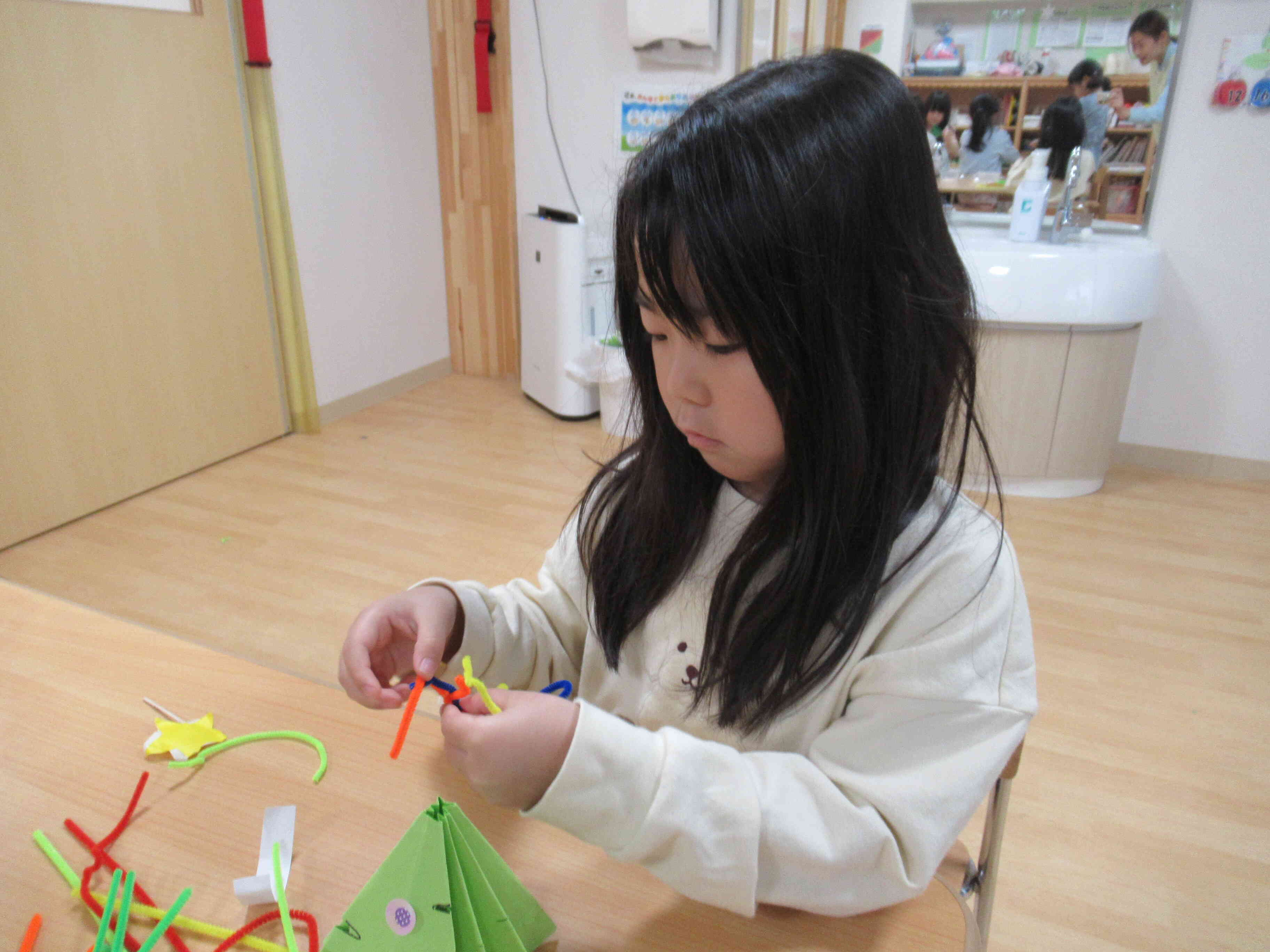 真剣な表情でツリーを作っています