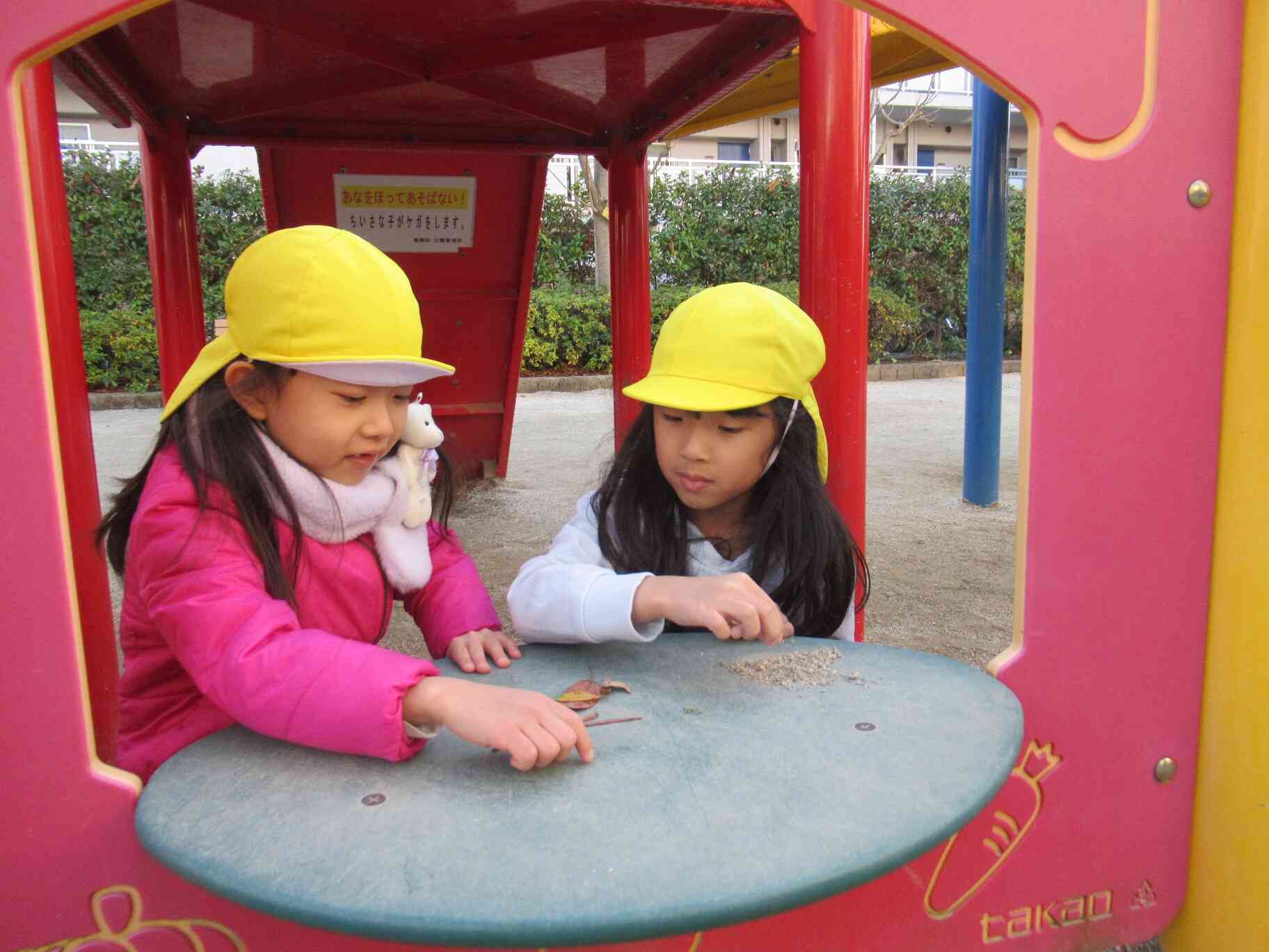 図書館に行った後は近隣の公園でも遊びました♪