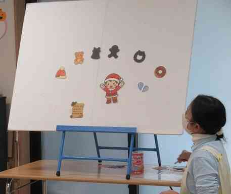 先生からはお話のプレゼント♡シルエットクイズになっていて、元気な声で答えていました。