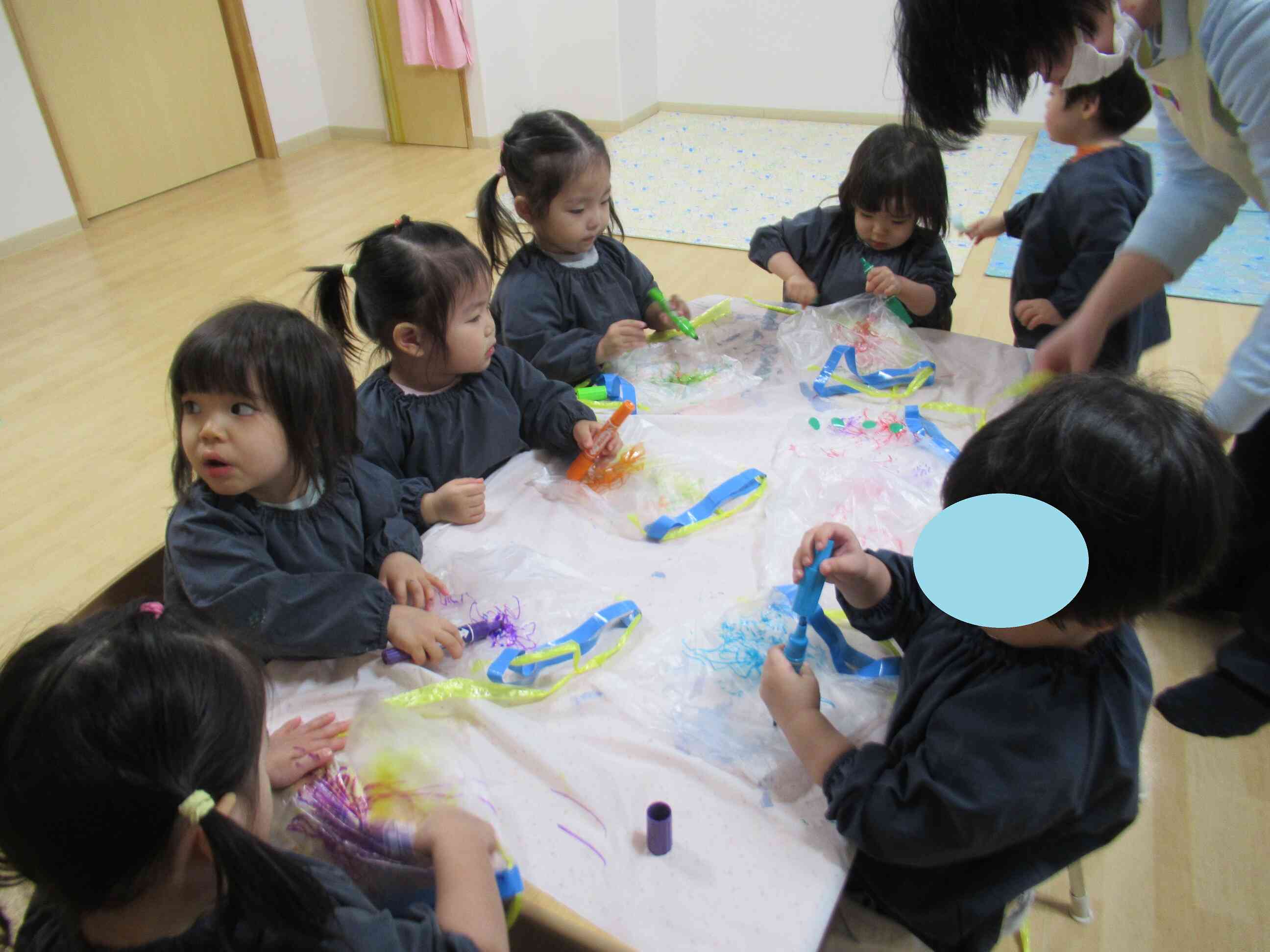 「赤がいい―！」「青いるー！」など、使いたい色をしっかりと教えてくれます