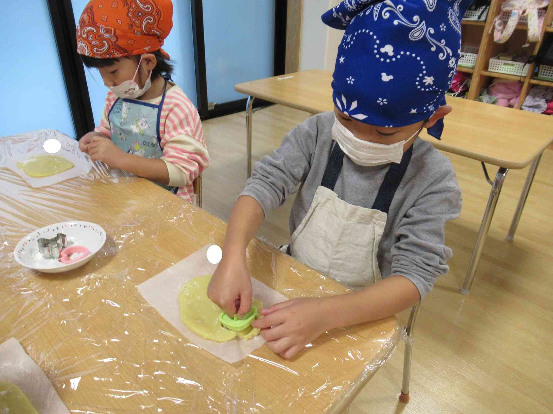 食育「クッキーの型抜き」（ぱんだ・きりん組：4,5歳クラス）