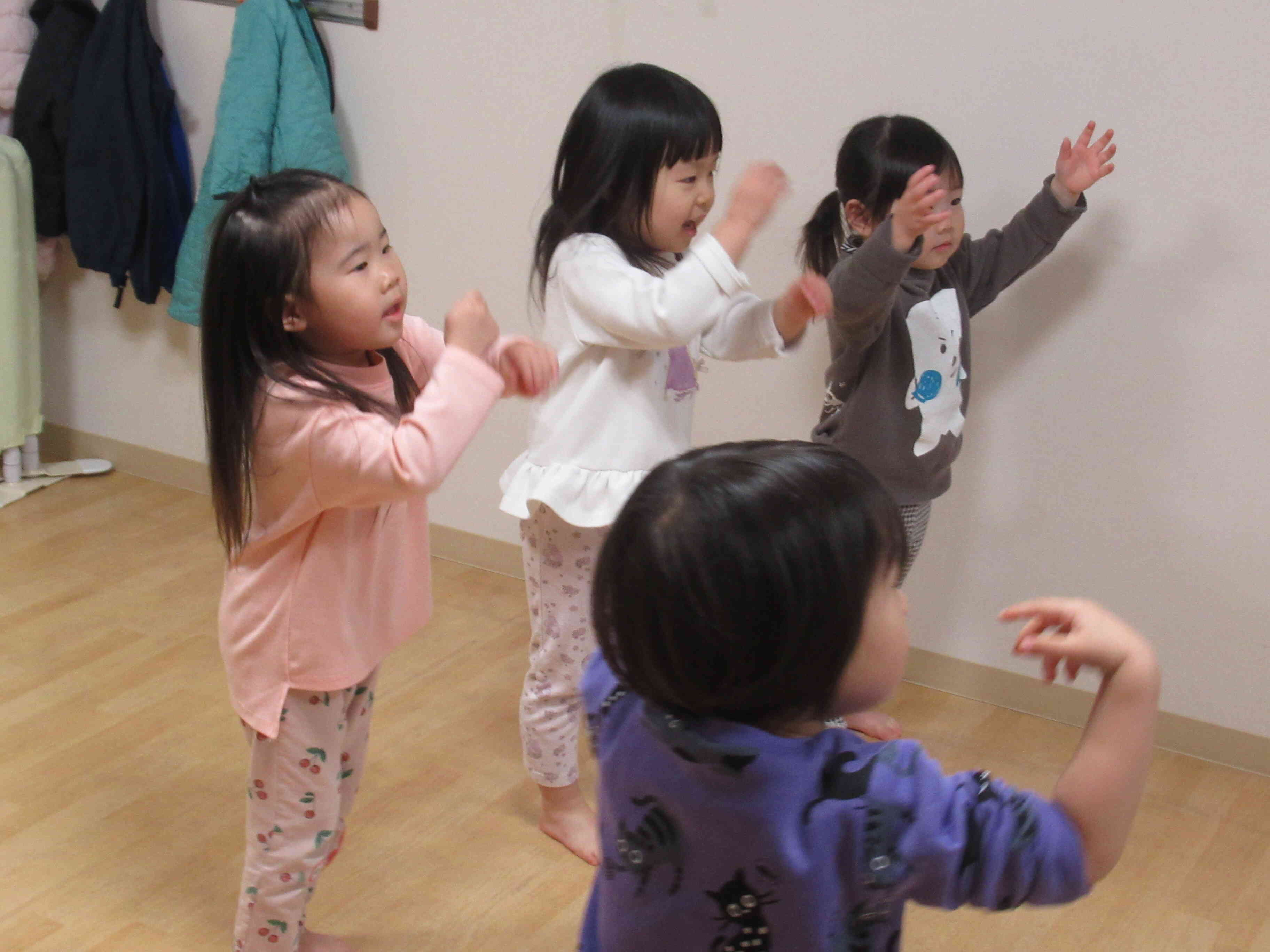 体操も元気いっぱいのうさぎ組さんです。