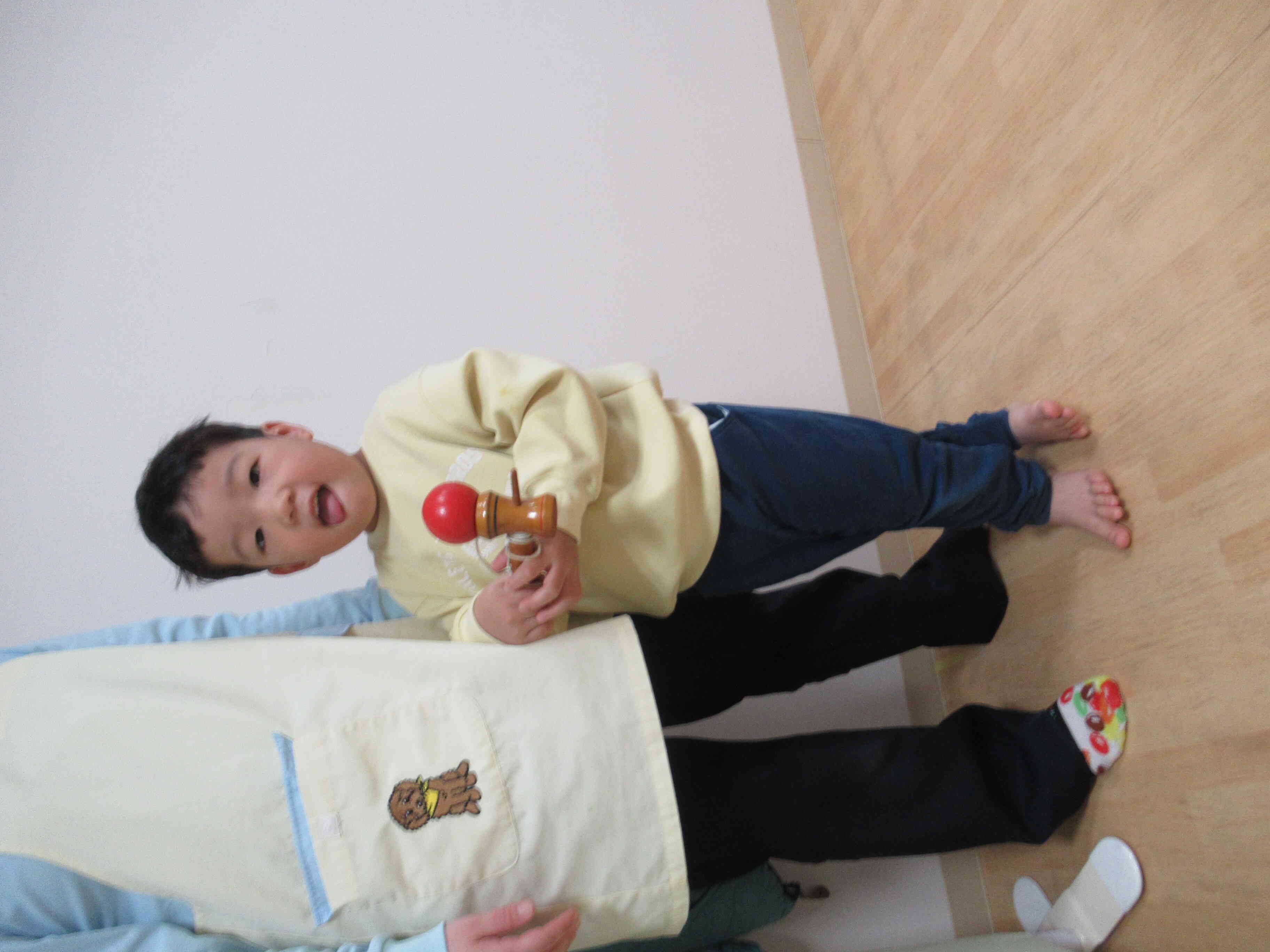 保育者と一緒にけん玉にも挑戦！