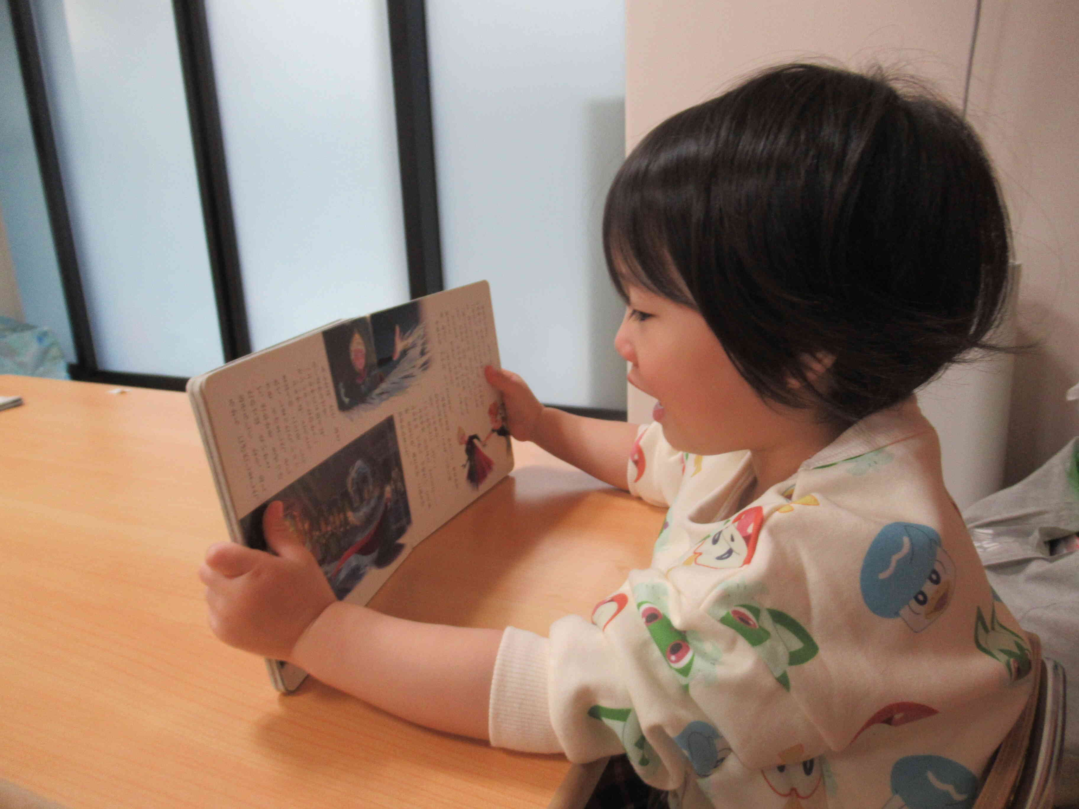 「大好きなプリンセスさん♪」と絵本でもプリンセスに夢中