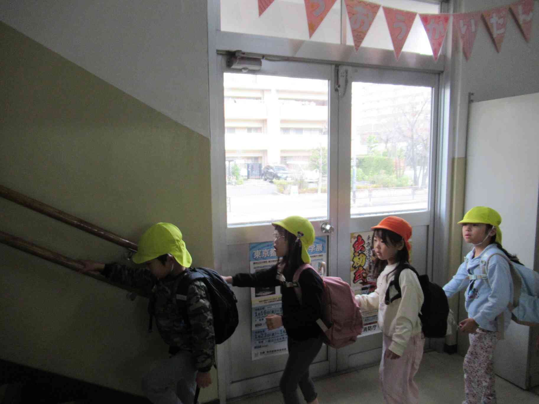 階段のぼって…