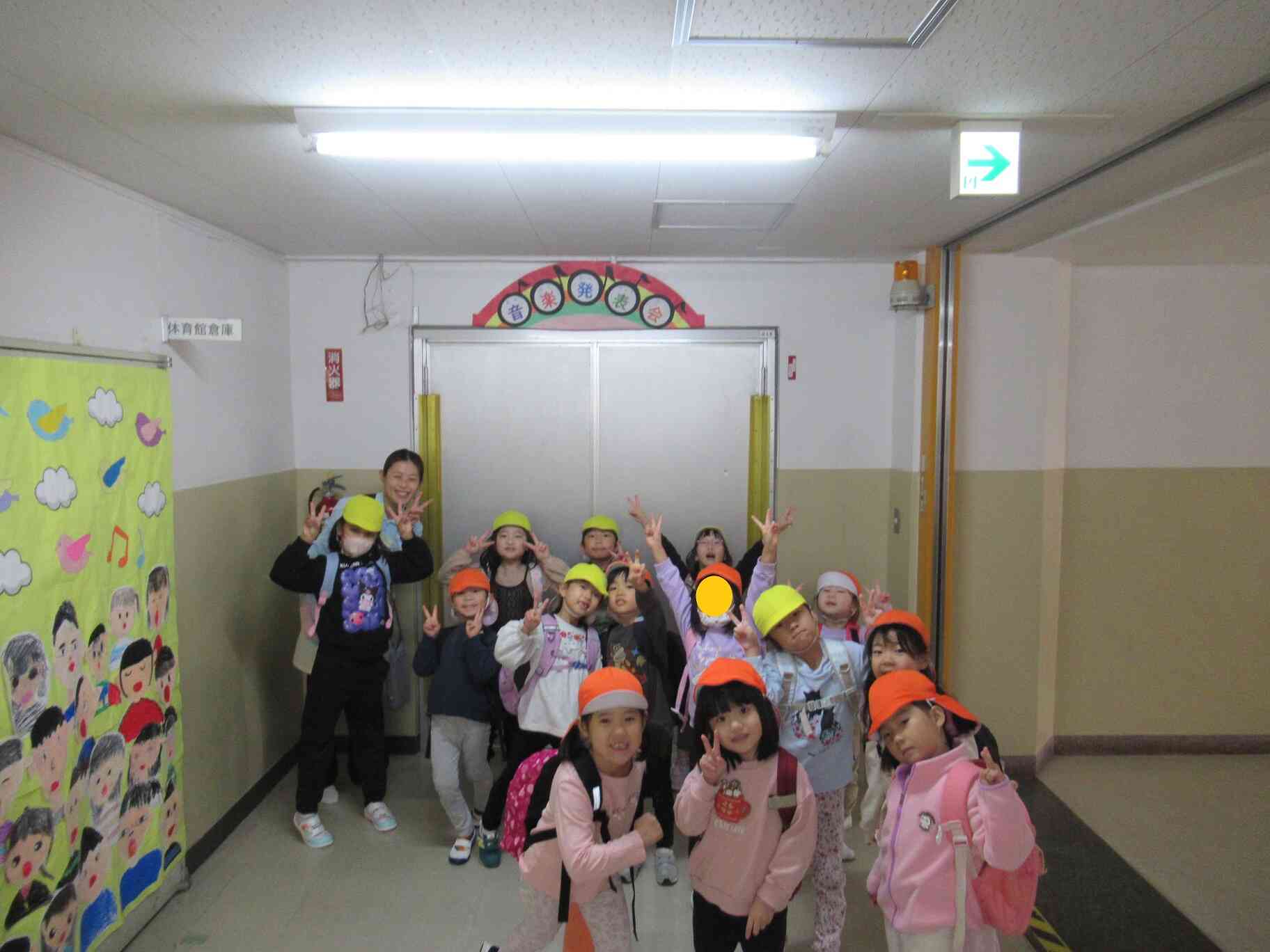 音楽発表会の会場前にて。どんなことするのかな？ワクワク♪