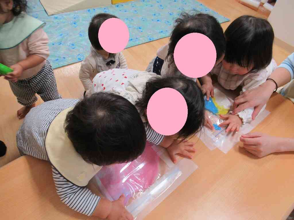 みんなで絵の具の色の交じりを見ています…なんかぐにぐにしてる？不思議！