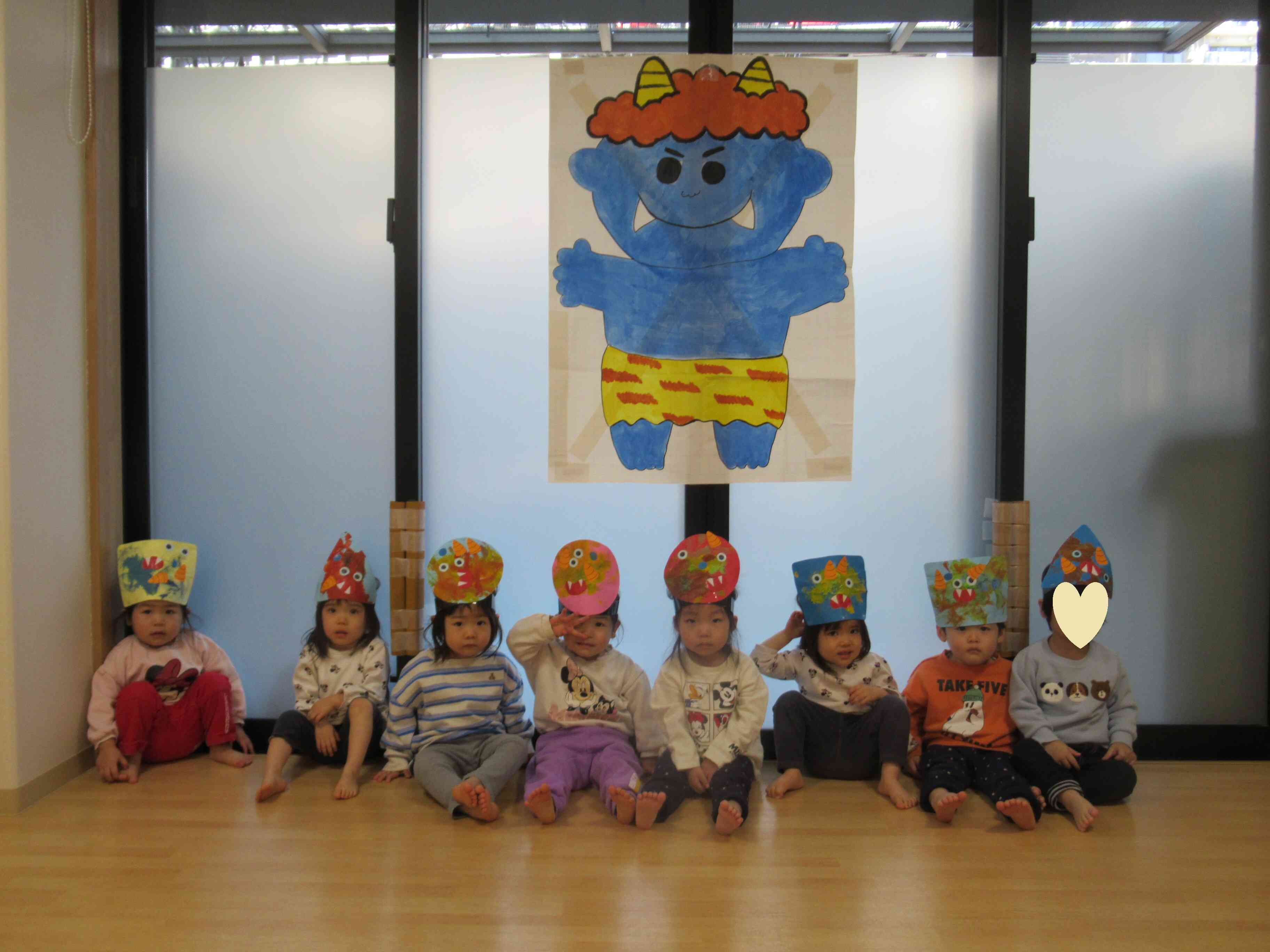 製作で作った鬼のお面を被って（あひる組　1歳児クラス）