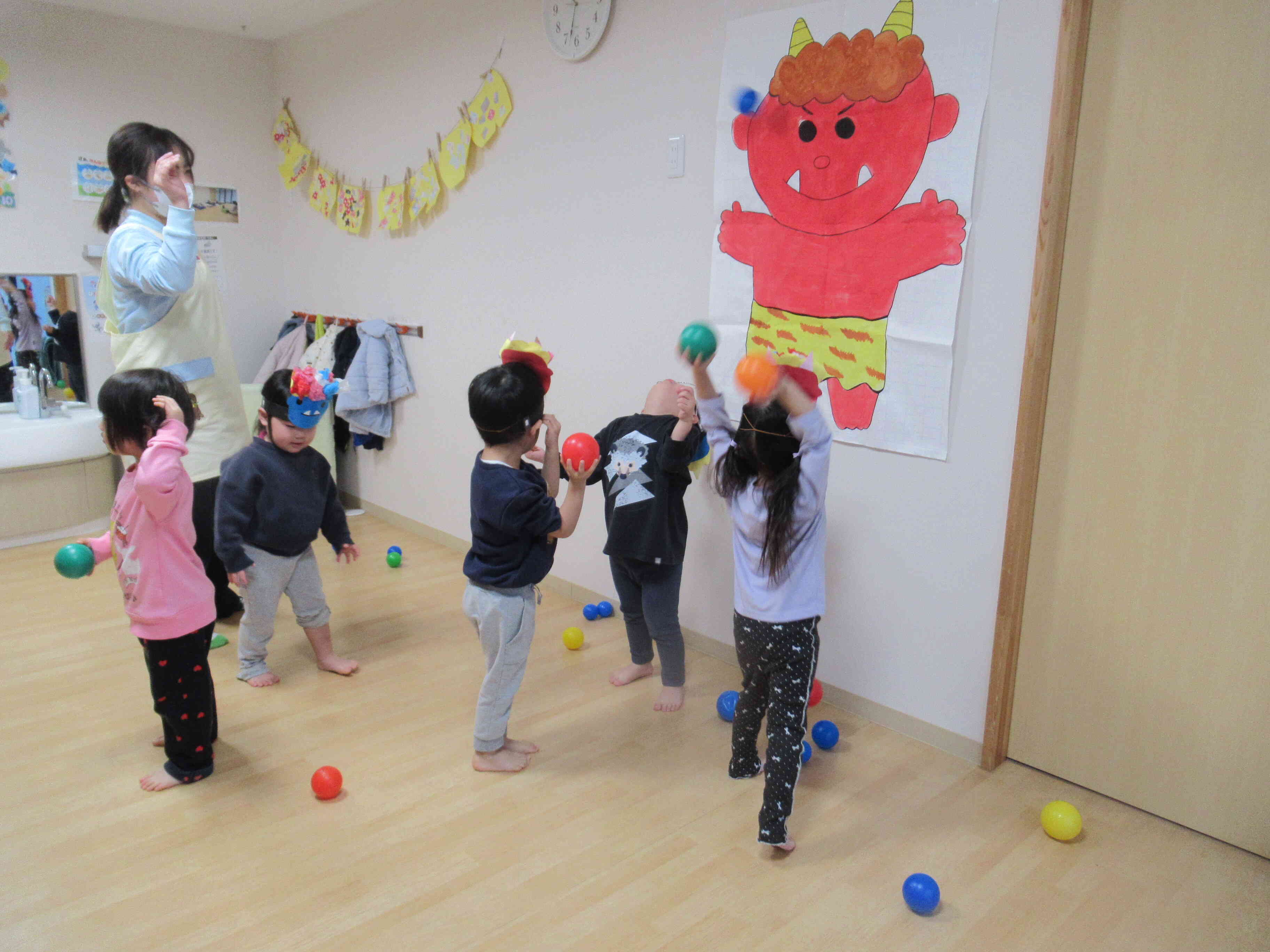 各クラスのお部屋で豆まきをしました。うさぎ組ではカラーボール豆まきを行いました（２歳児クラス）