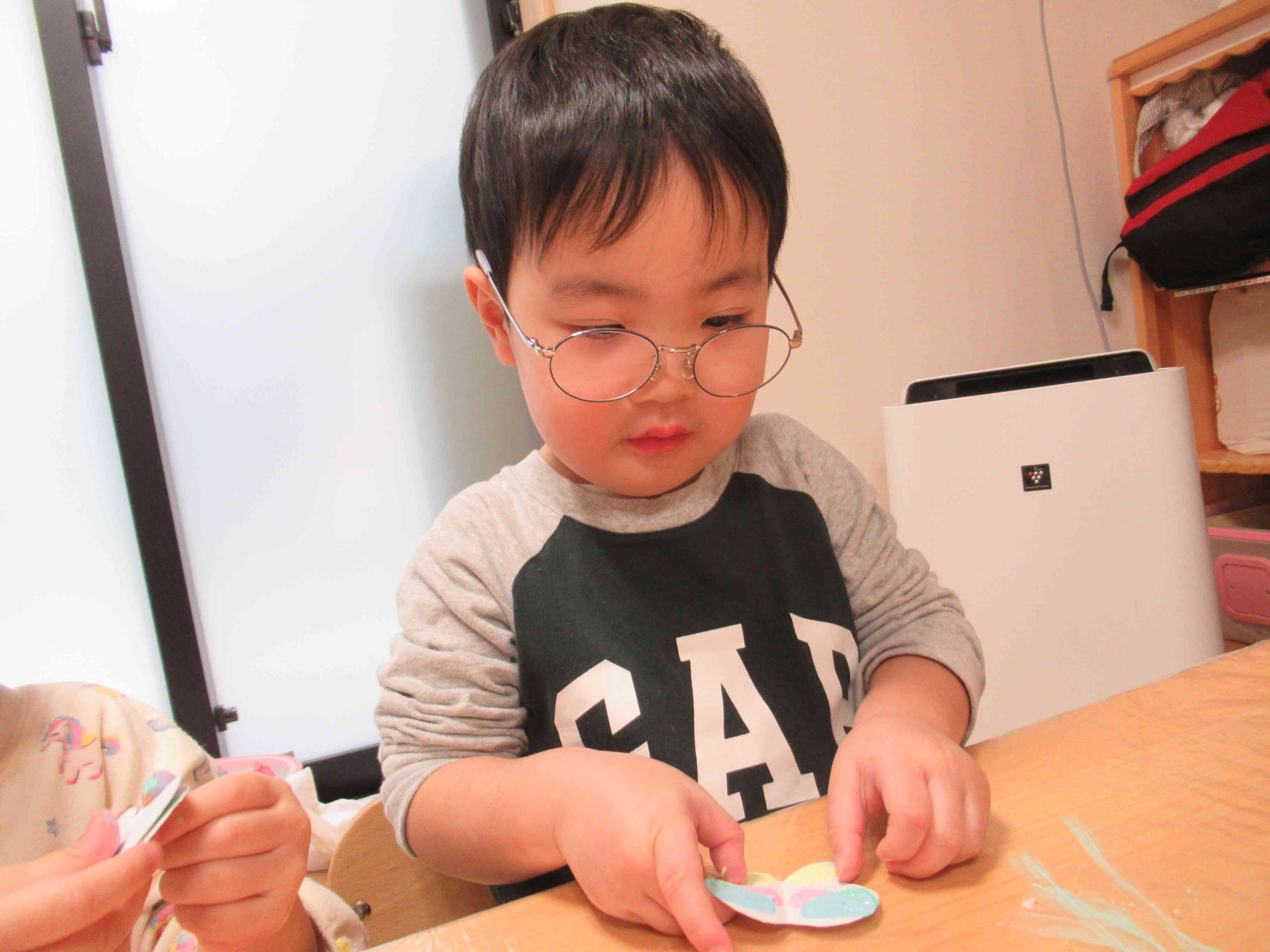 好きな絵の具を選んでデカルコマニーも楽しみました。