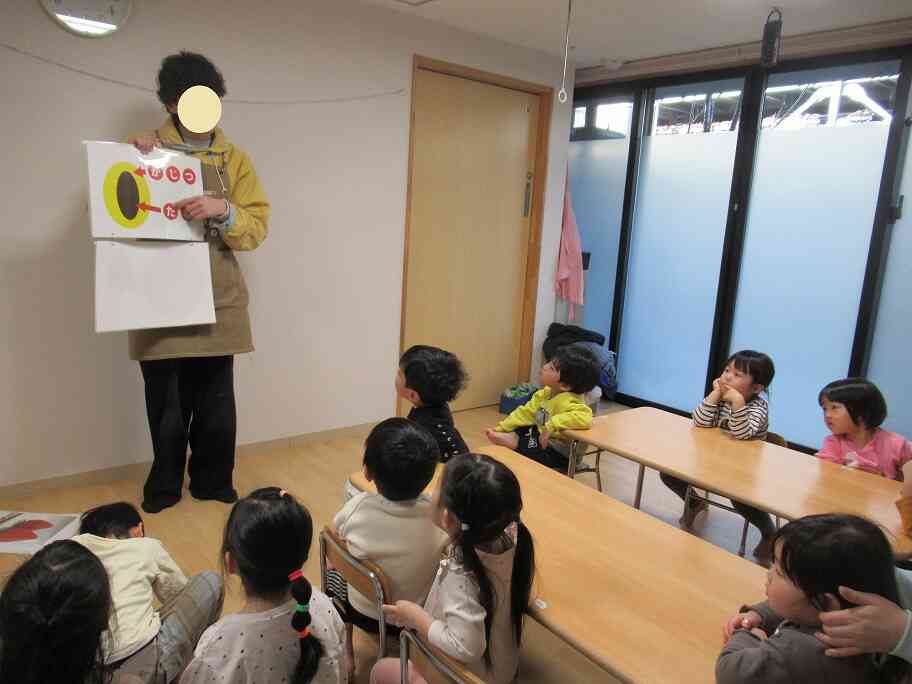 いちご狩りの前に事前に苺について学びました(うさぎ・りす組)