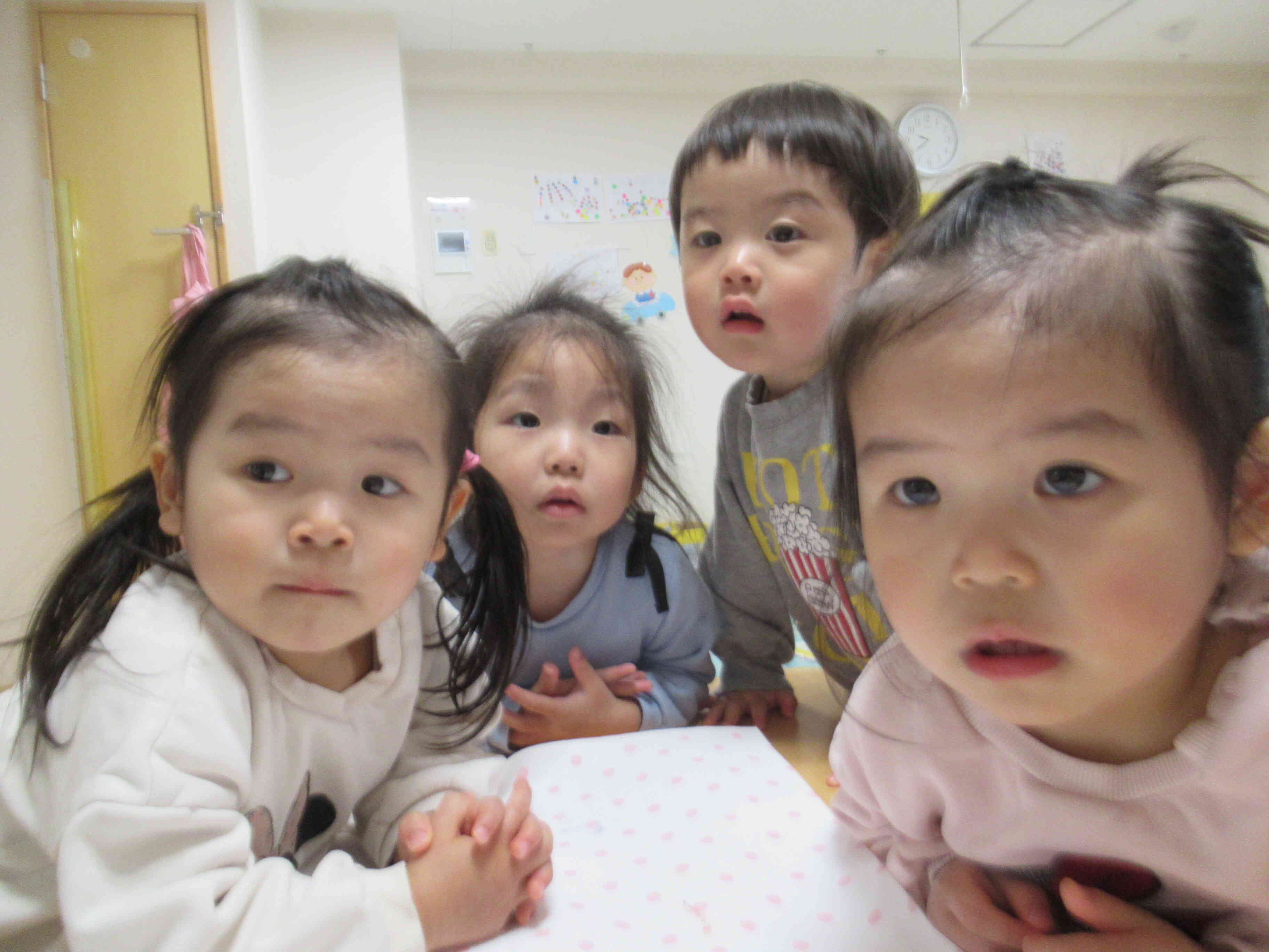 友だちが製作を作っている姿を見守っている子どもたち。微笑ましい光景です
