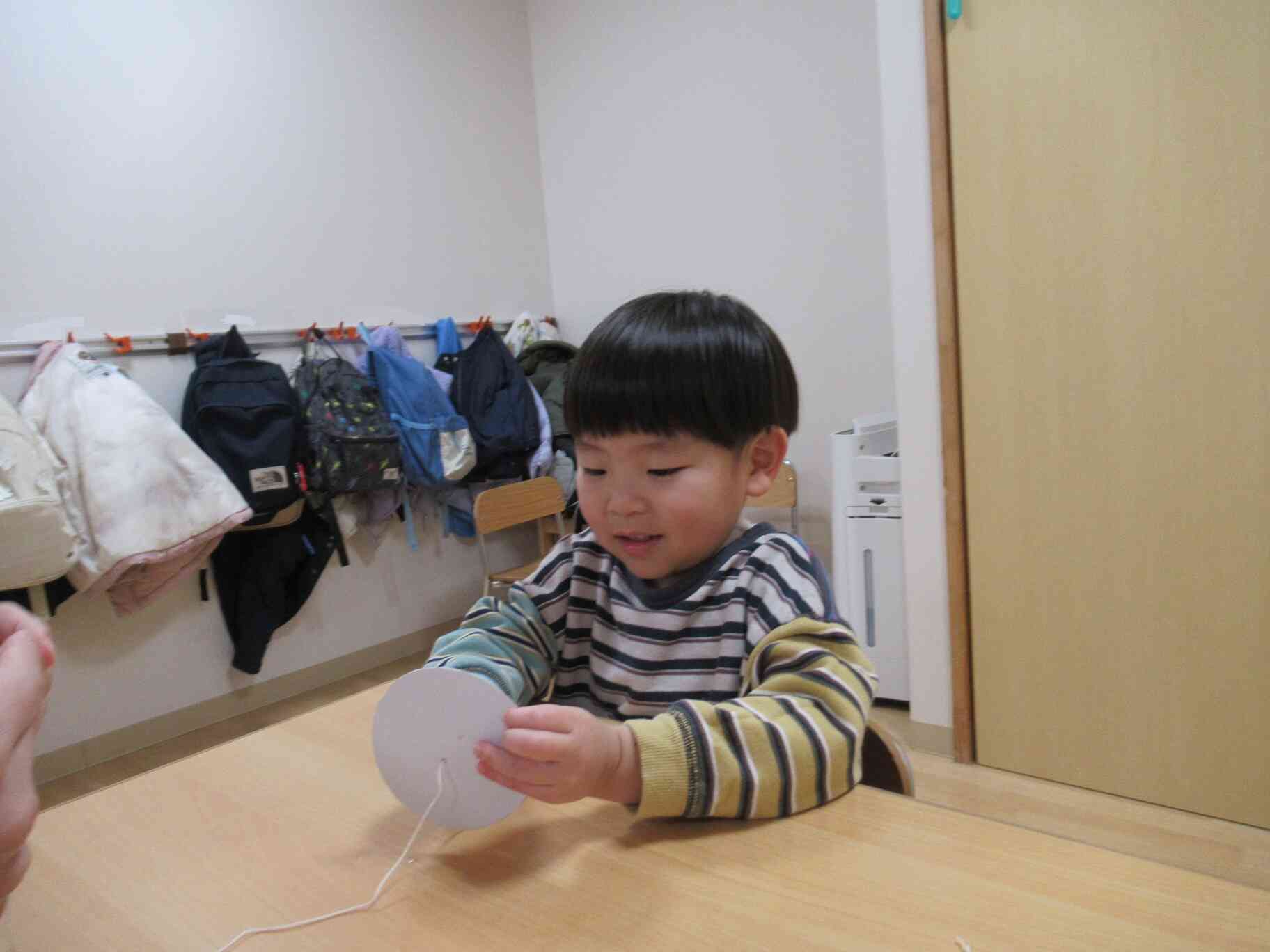 3歳児りすぐみ　ぶんぶんごまを作りました。