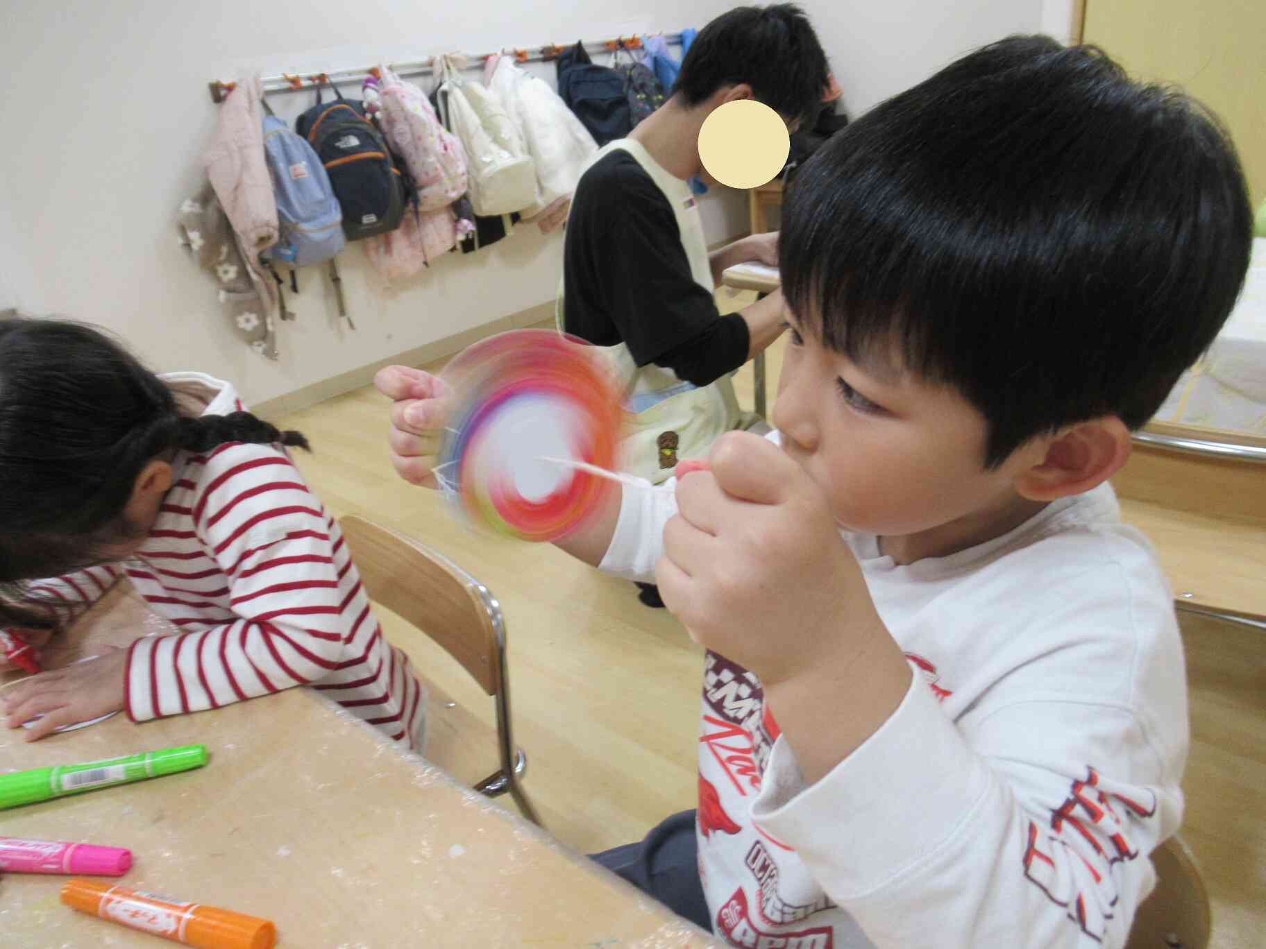 作ったこまを回して遊んだよ！