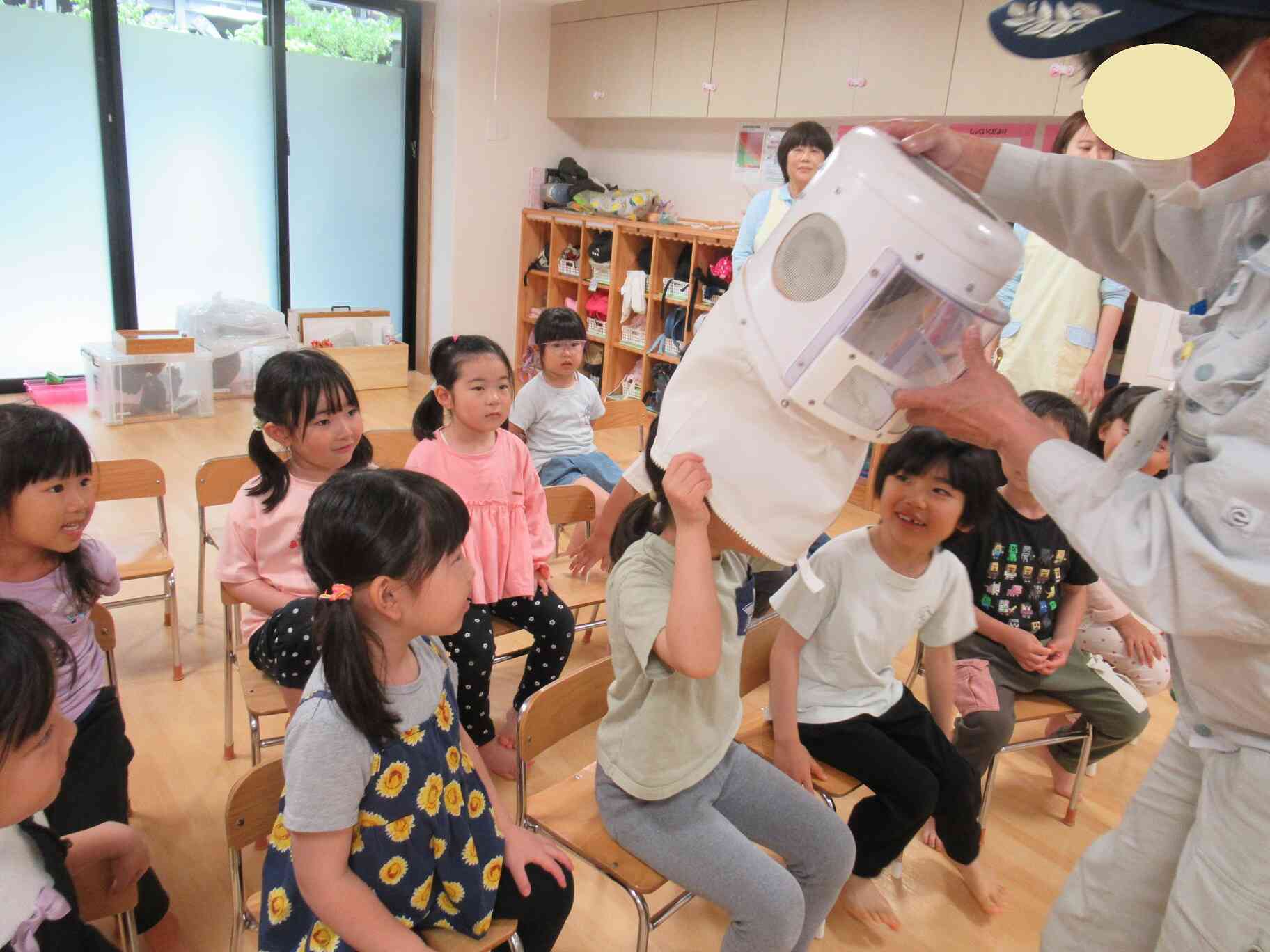 防護服のヘルメットを試着させていただきました