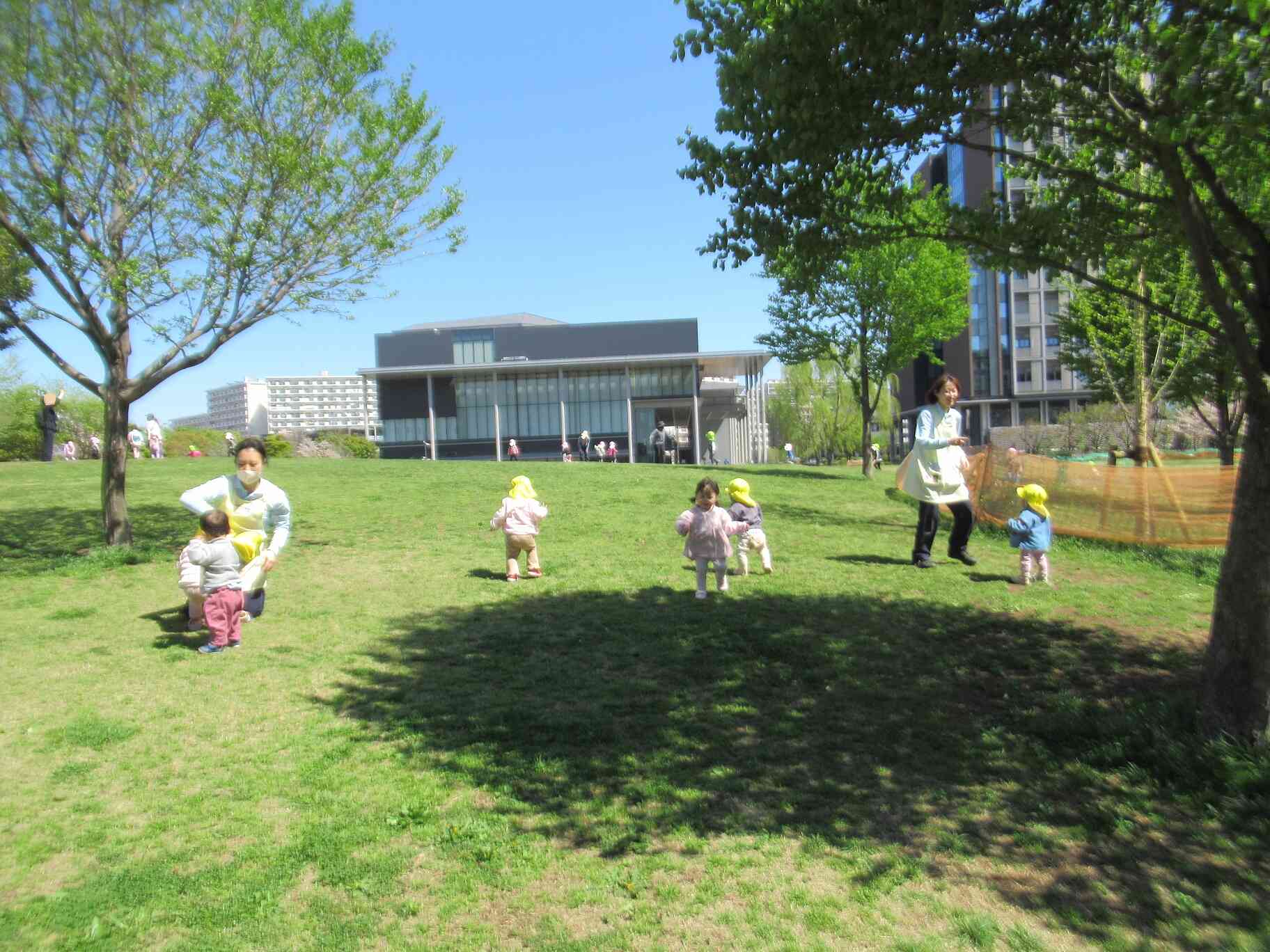 公園では…