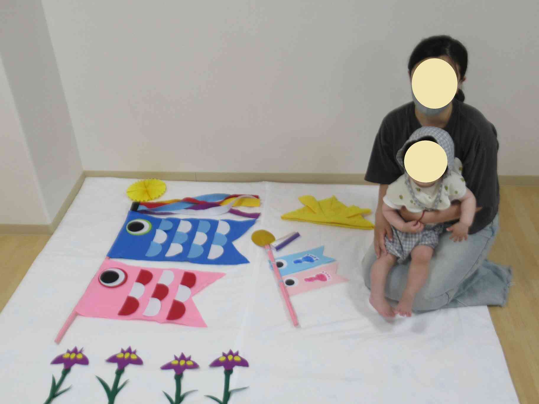 子育て広場　端午の節句写真撮影会の様子