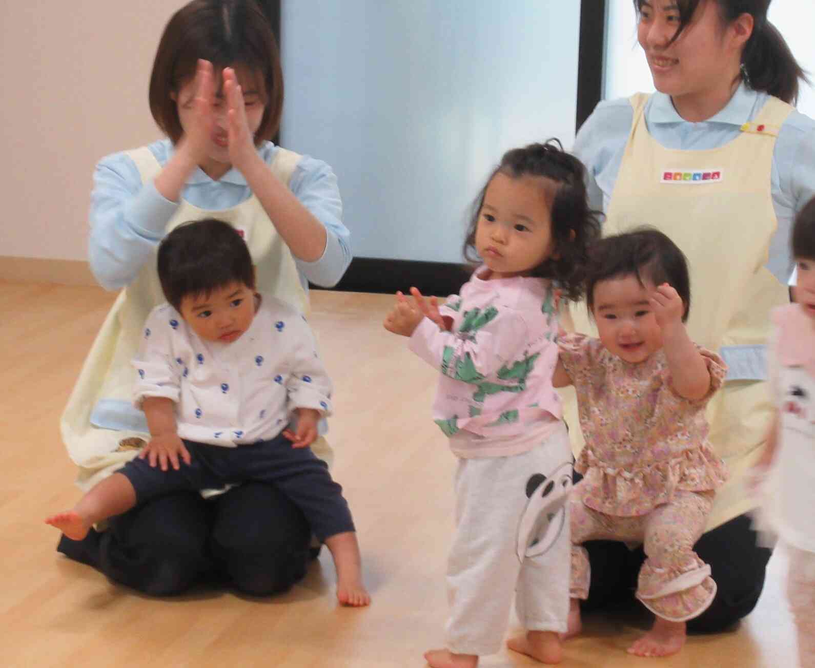 あひる組の新しい友だち紹介だけど、みんな前にでてきてくれたよ（1歳児クラス）