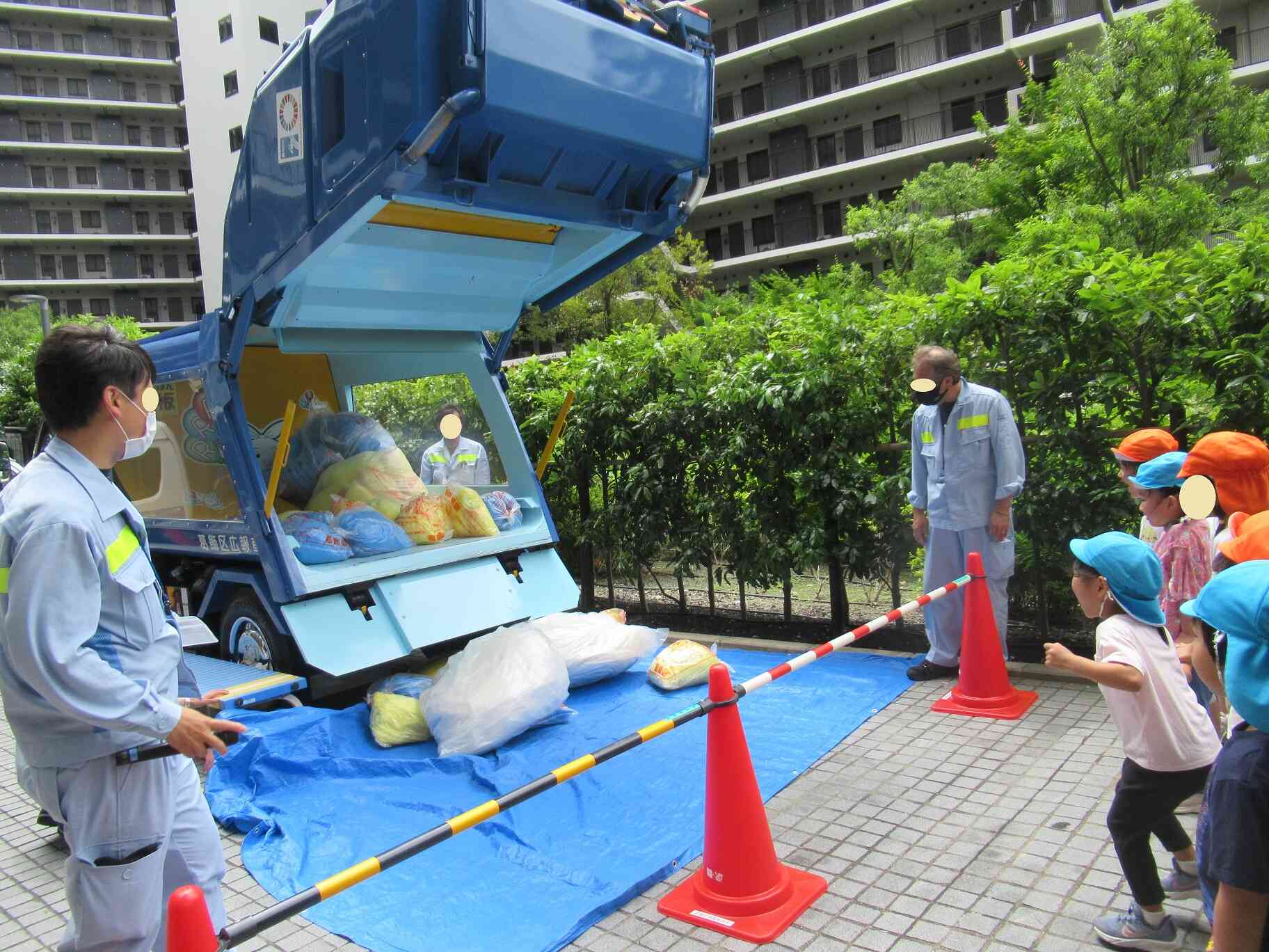 車両の後ろが大きく開くと、とても迫力があります