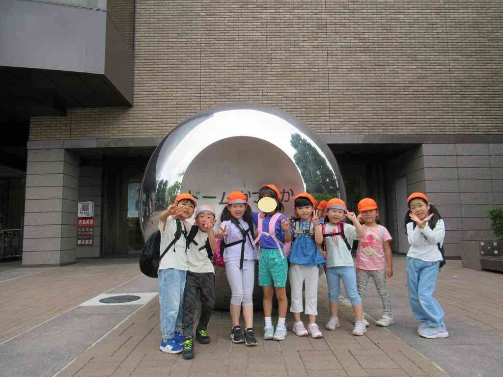 博物館の入り口にて。プラネタリウム楽しみー♪