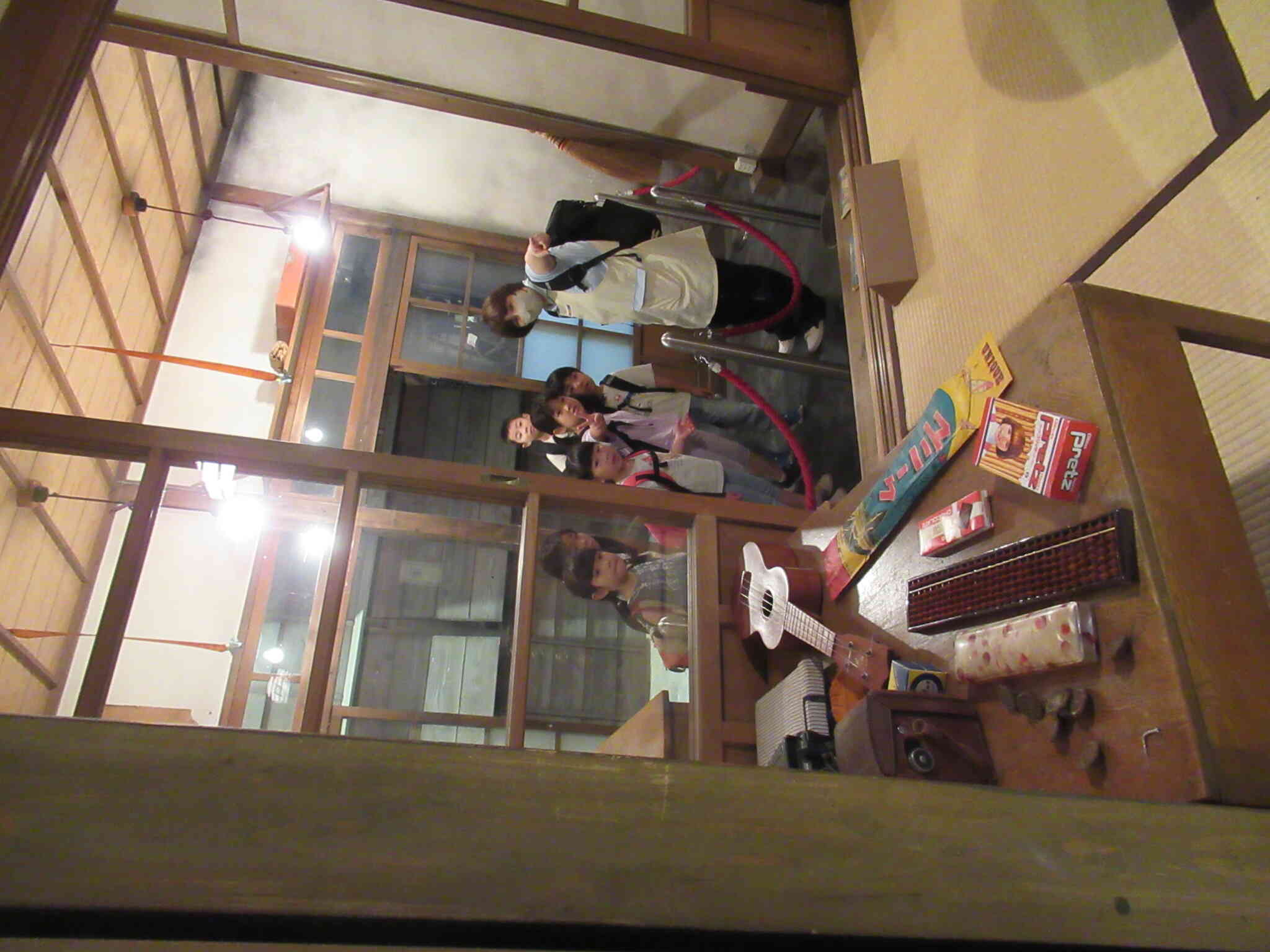 郷土展示室には昭和30年代の部屋が再現されており、興味深そうに見学をしていました