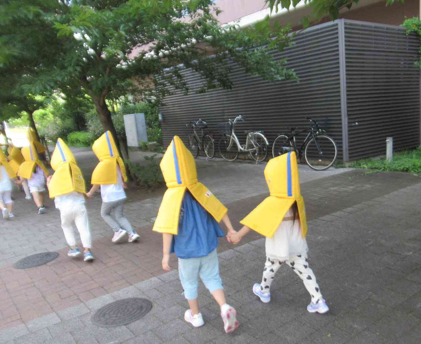 第一避難場所まで移動します（２～5歳児クラス）