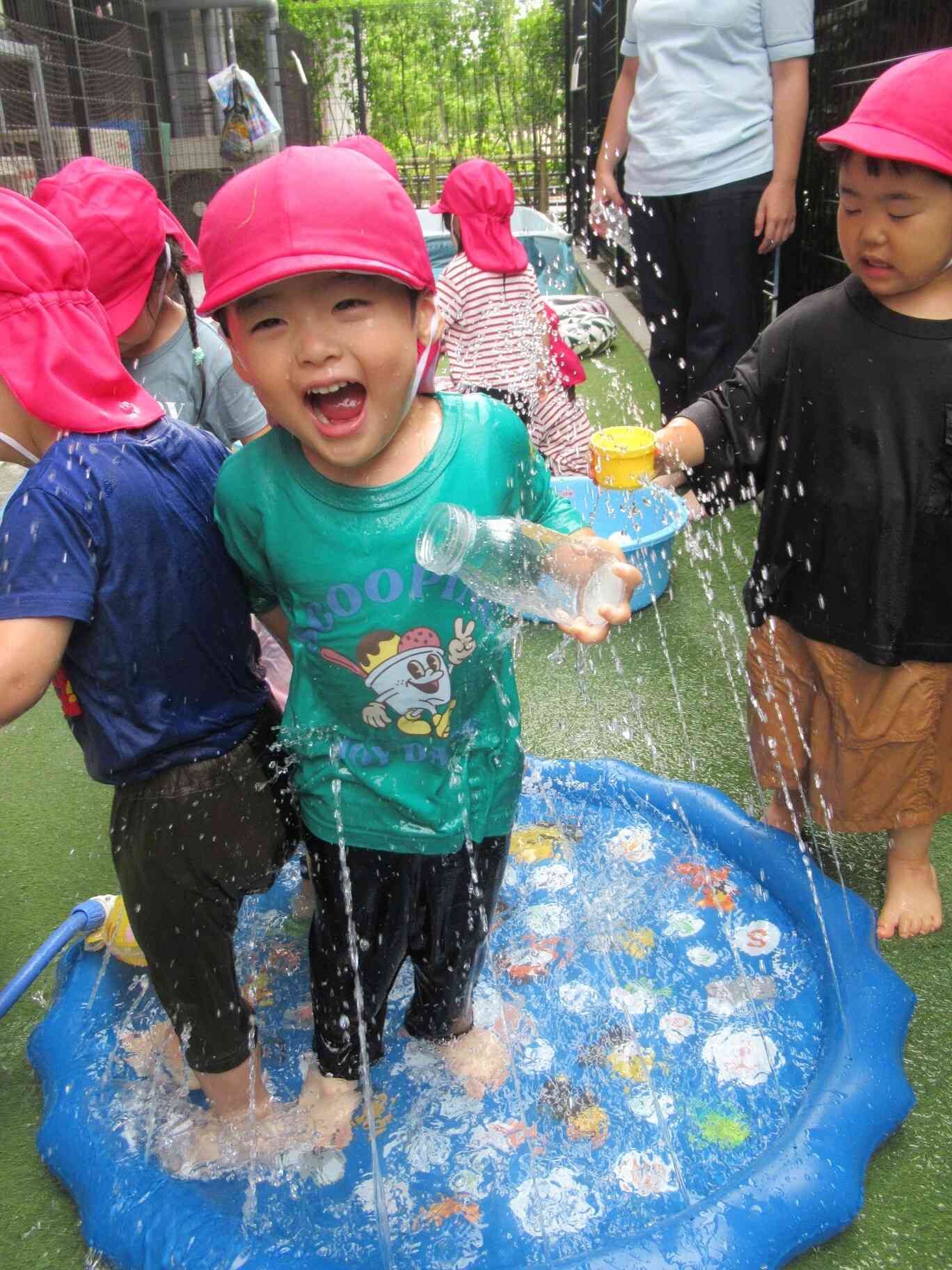 顔に水がかかってもへっちゃら!笑顔がまぶしいです!