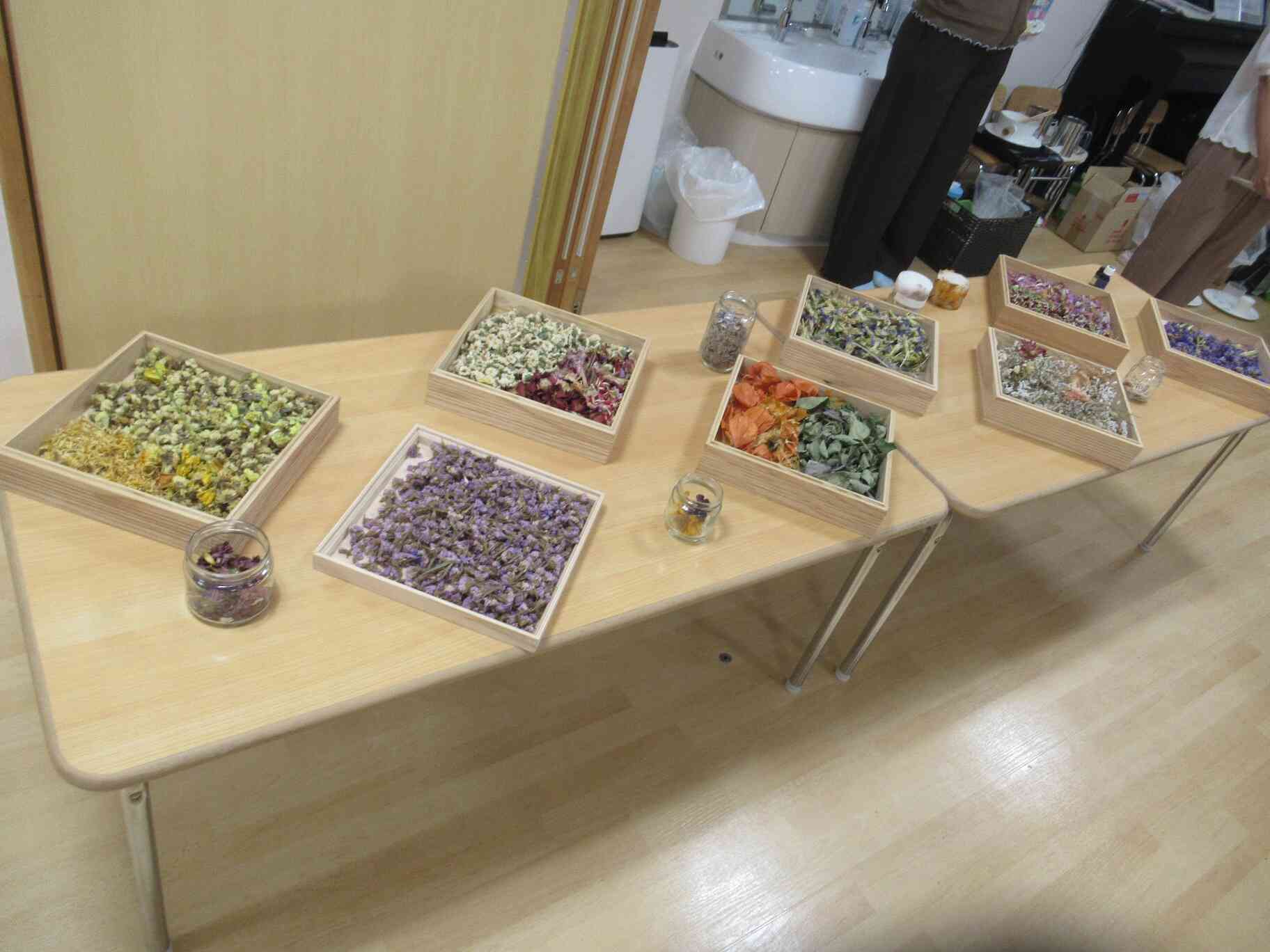 ロスフラワーのドライフラワー。様々な種類のお花を使い、作品に仕上げます