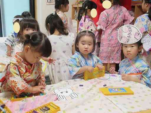 好きな絵を選んで塗り、自分だけのステキなお面ができあがり♪
