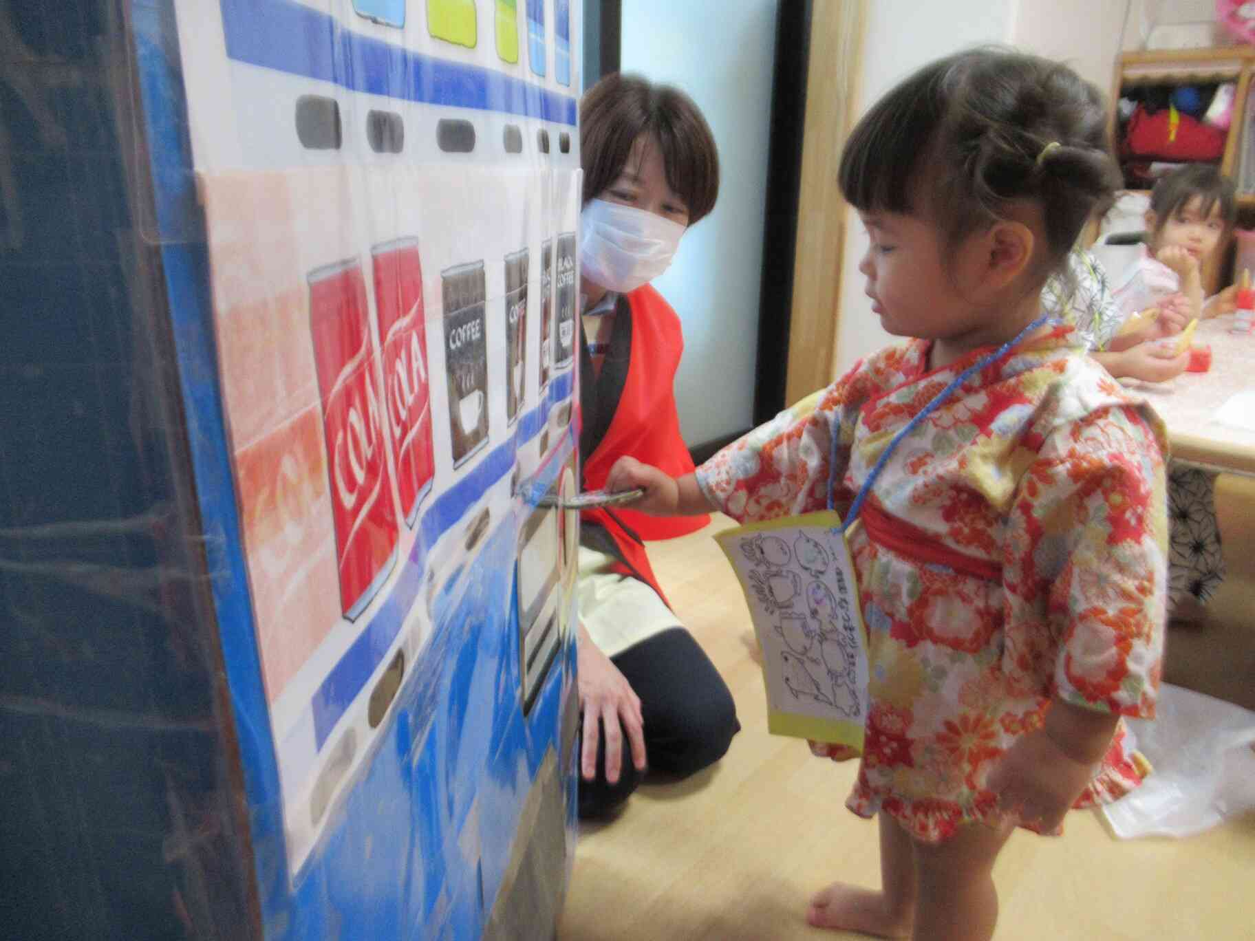 毎年大人気のお菓子とジュースの自動販売機!コインを入れると出てくるよ