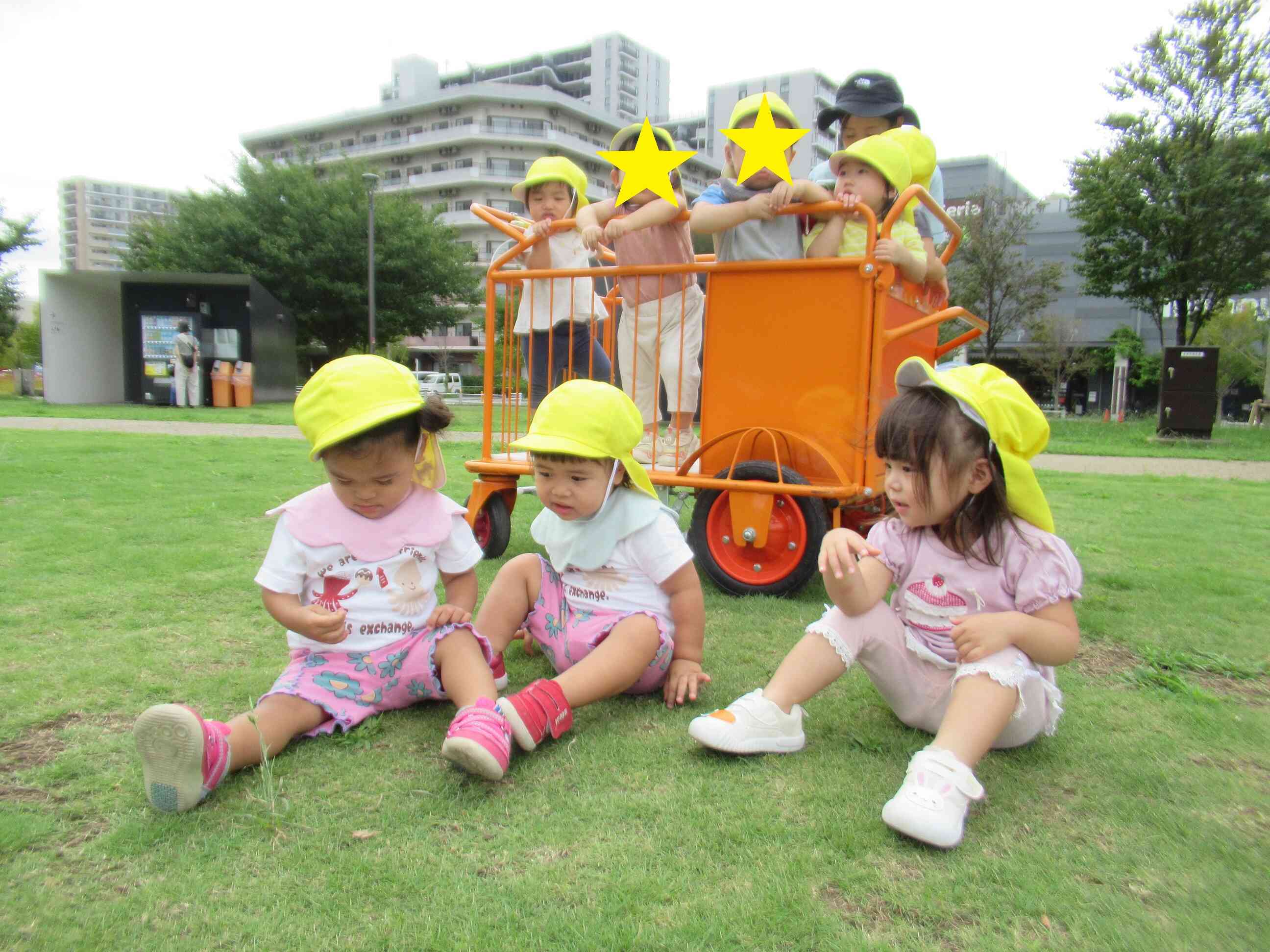 みんなで仲良く集合写真パチリ☆(1歳児クラス)
