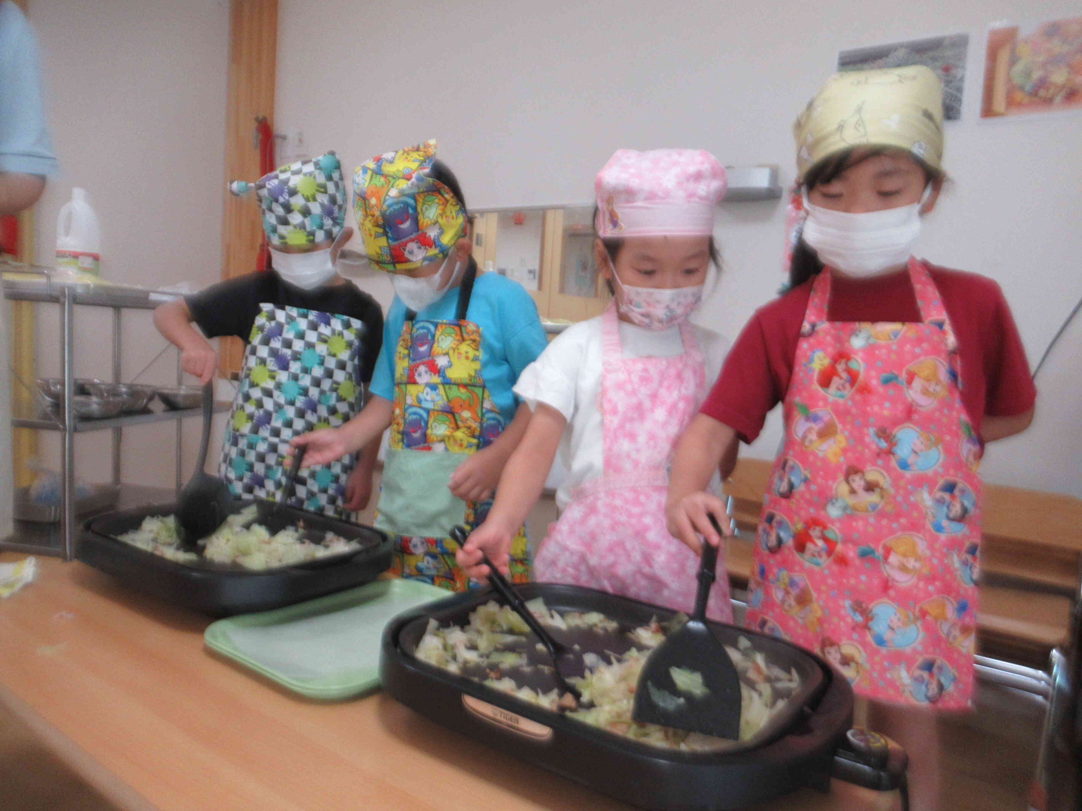 8月食育4～5歳児クラス「焼きそばをつくろう！」