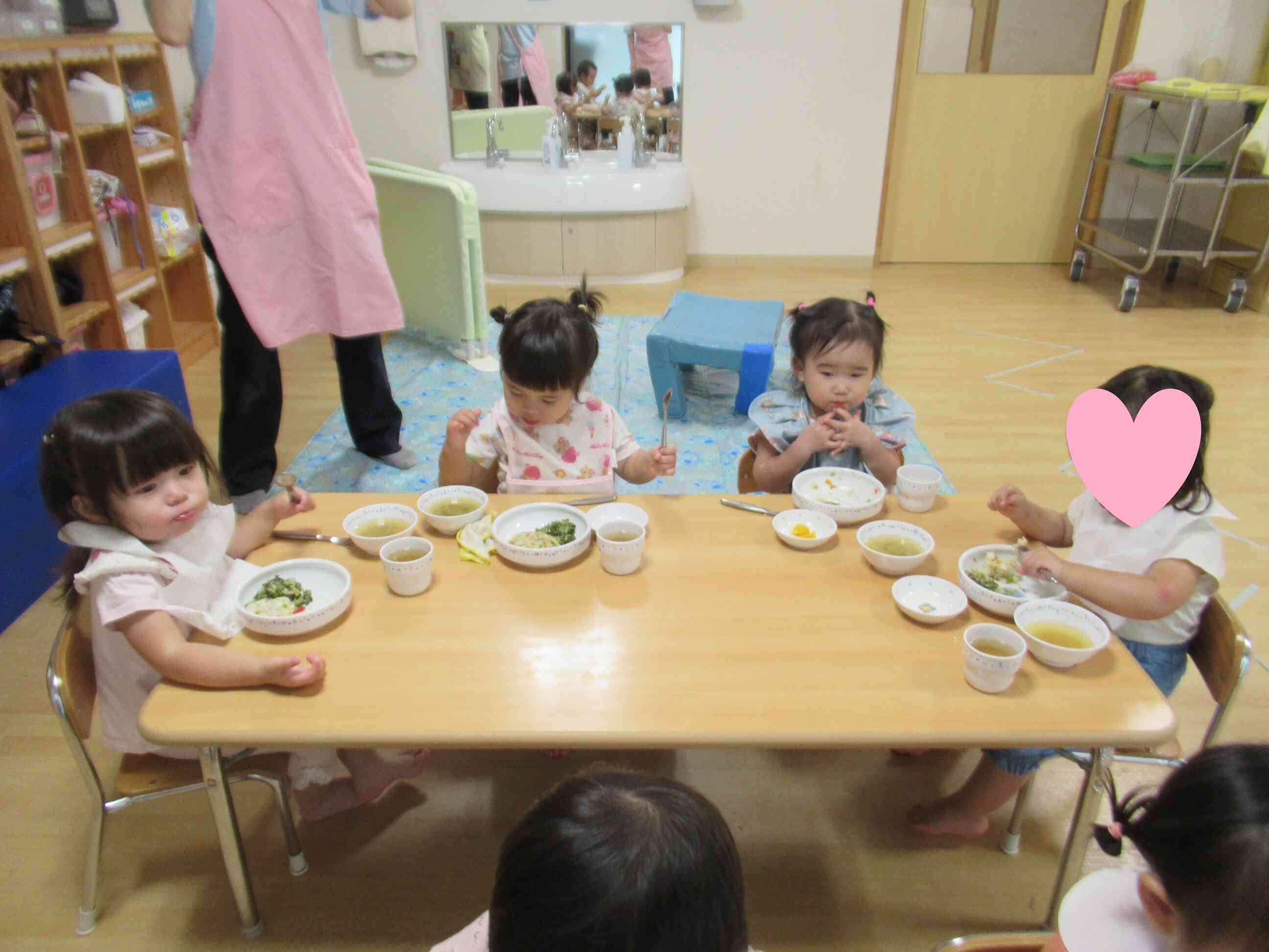 あひる組のお食事風景♪(1歳児クラス)