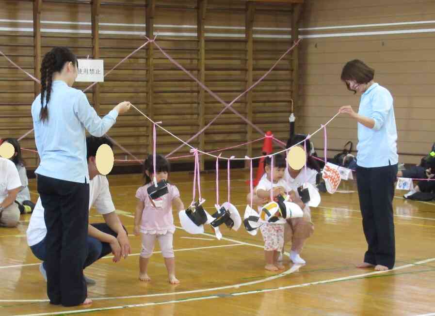親子競技 「おすしのピクニック」（あひる組　1歳児クラス）