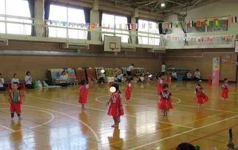かわいいさくらんぼさんからかっこいい戦隊ヒーローへ変身するさまをダンスで表現しました。（りす組　3歳児クラス）