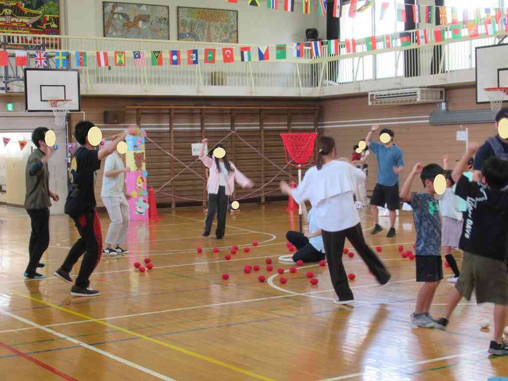 保護者や卒園児もダンシング玉入れに挑戦です！皆さんのダンスのうまさに職員一同感激です(#^.^#)