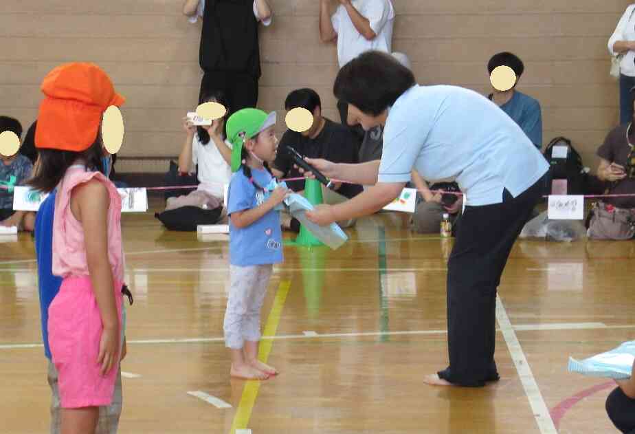 園長先生より参加賞が授与されました。とてもよく頑張りましたね！