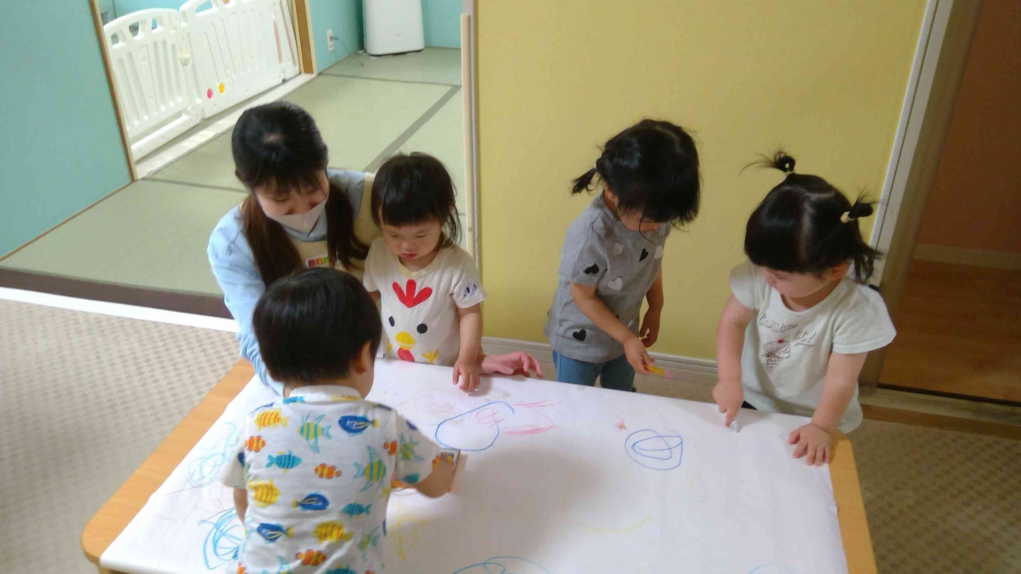 大きな紙にお絵描き