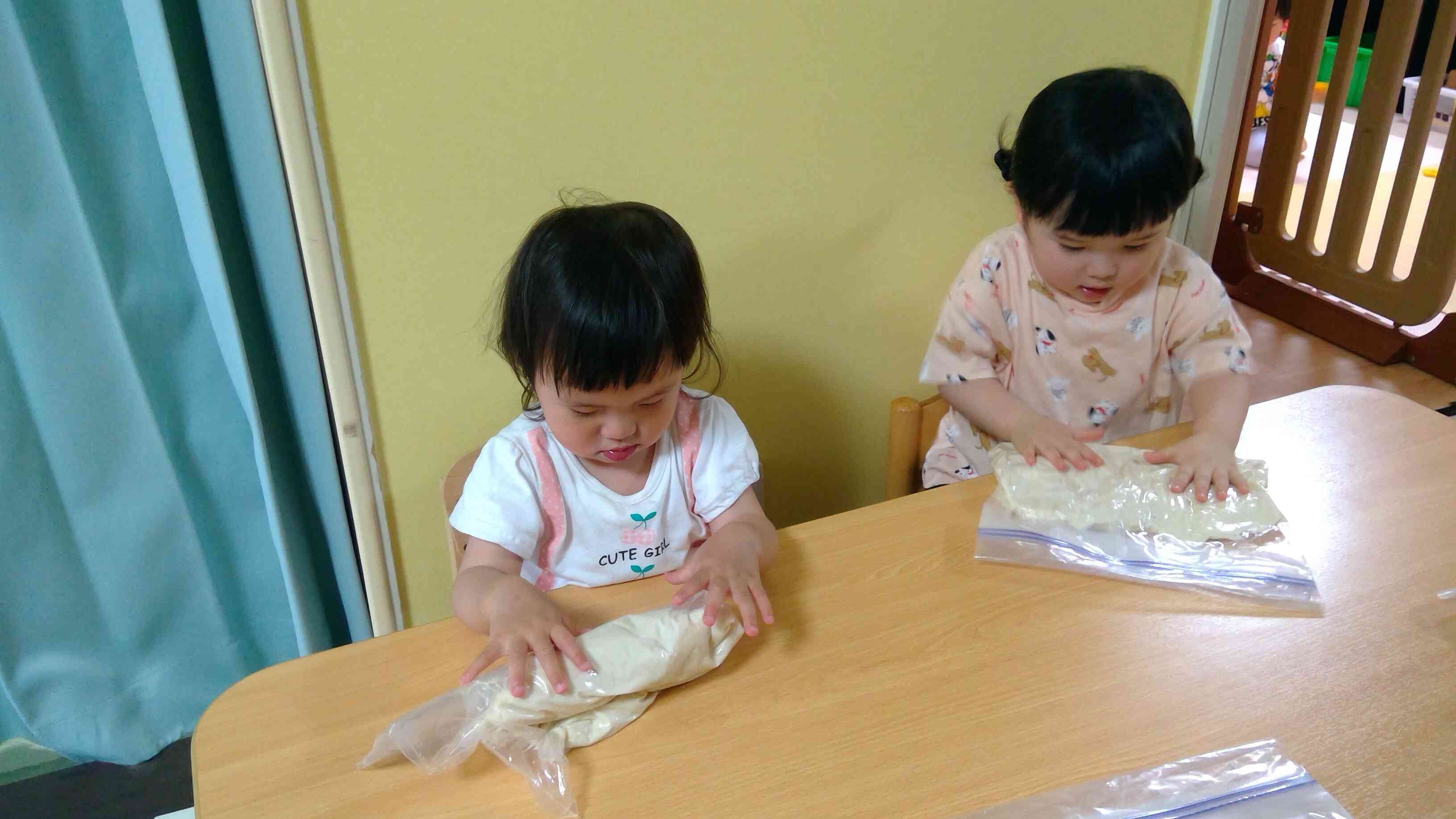 両手でぎゅっぎゅ