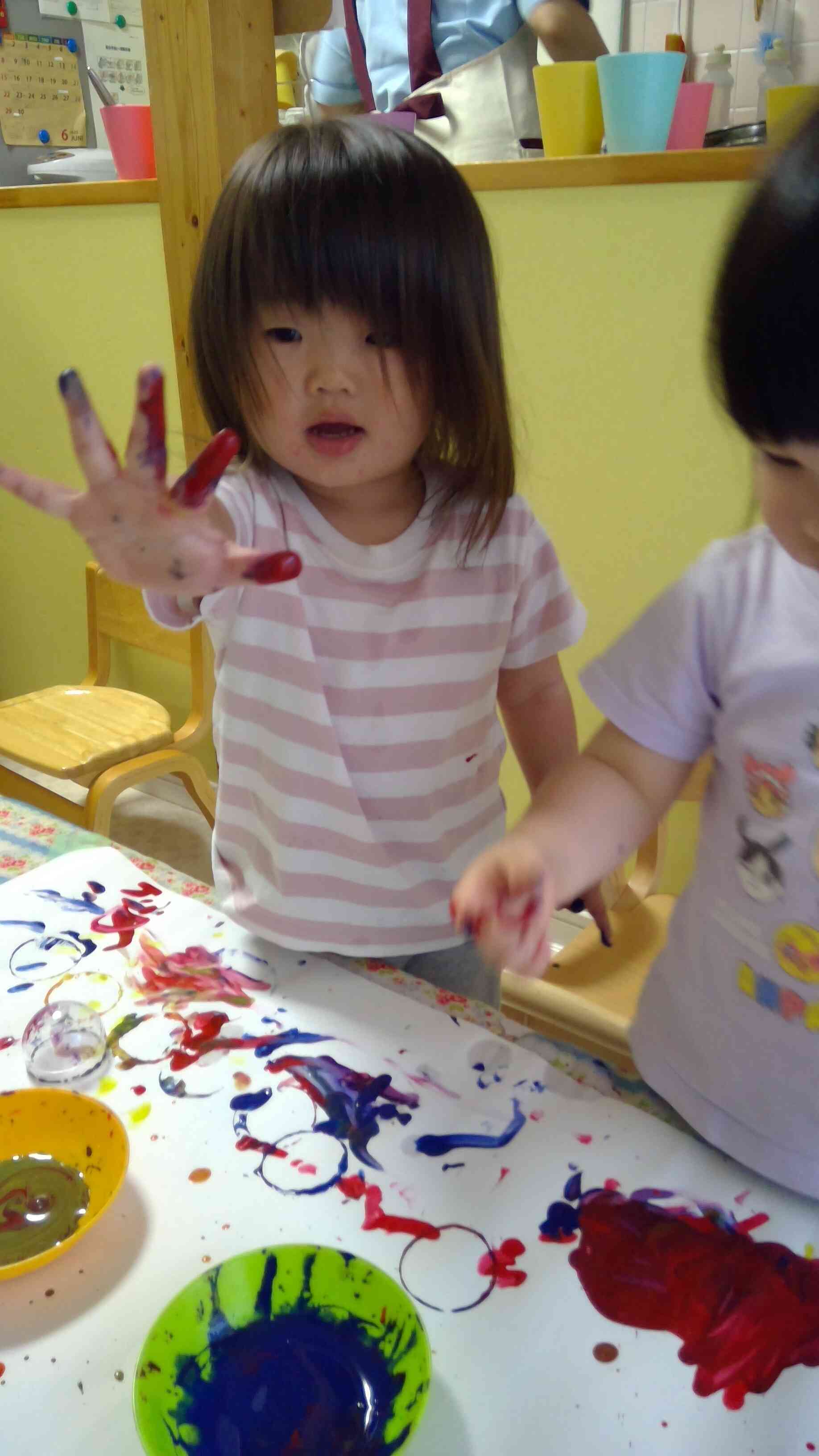 絵の具遊び（2歳児）