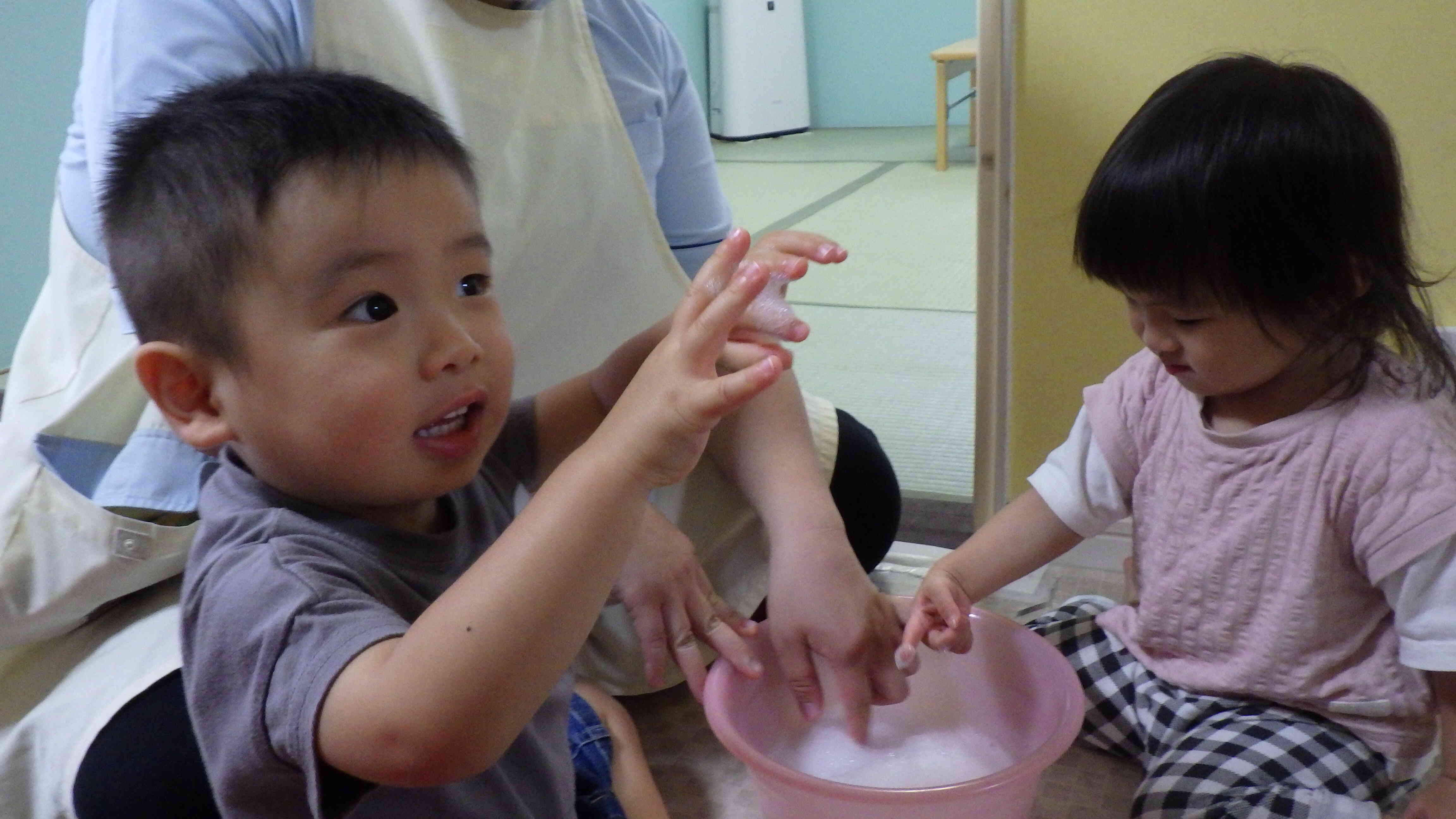 感触遊び（泡遊び）