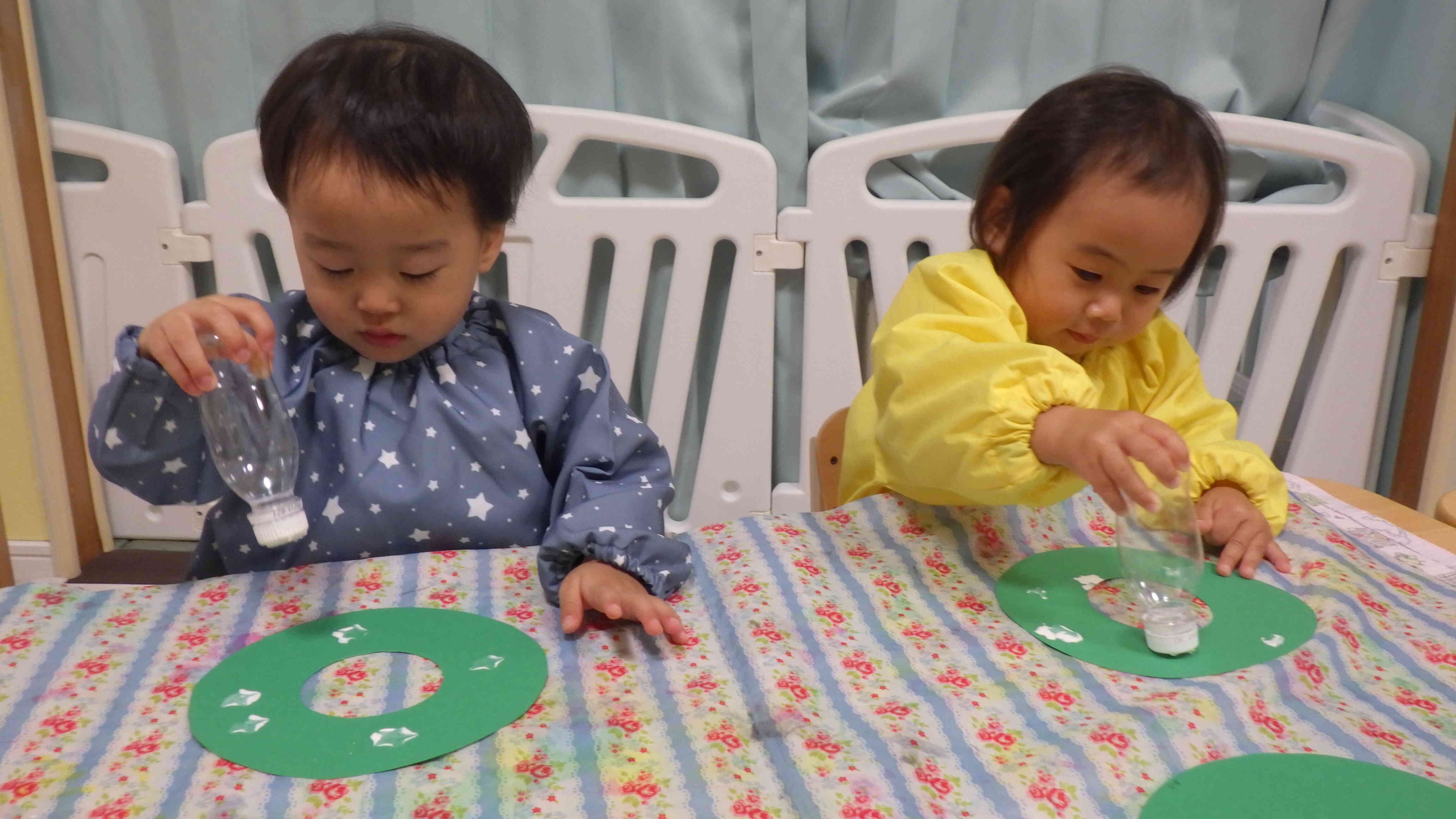 絵具でポンポン