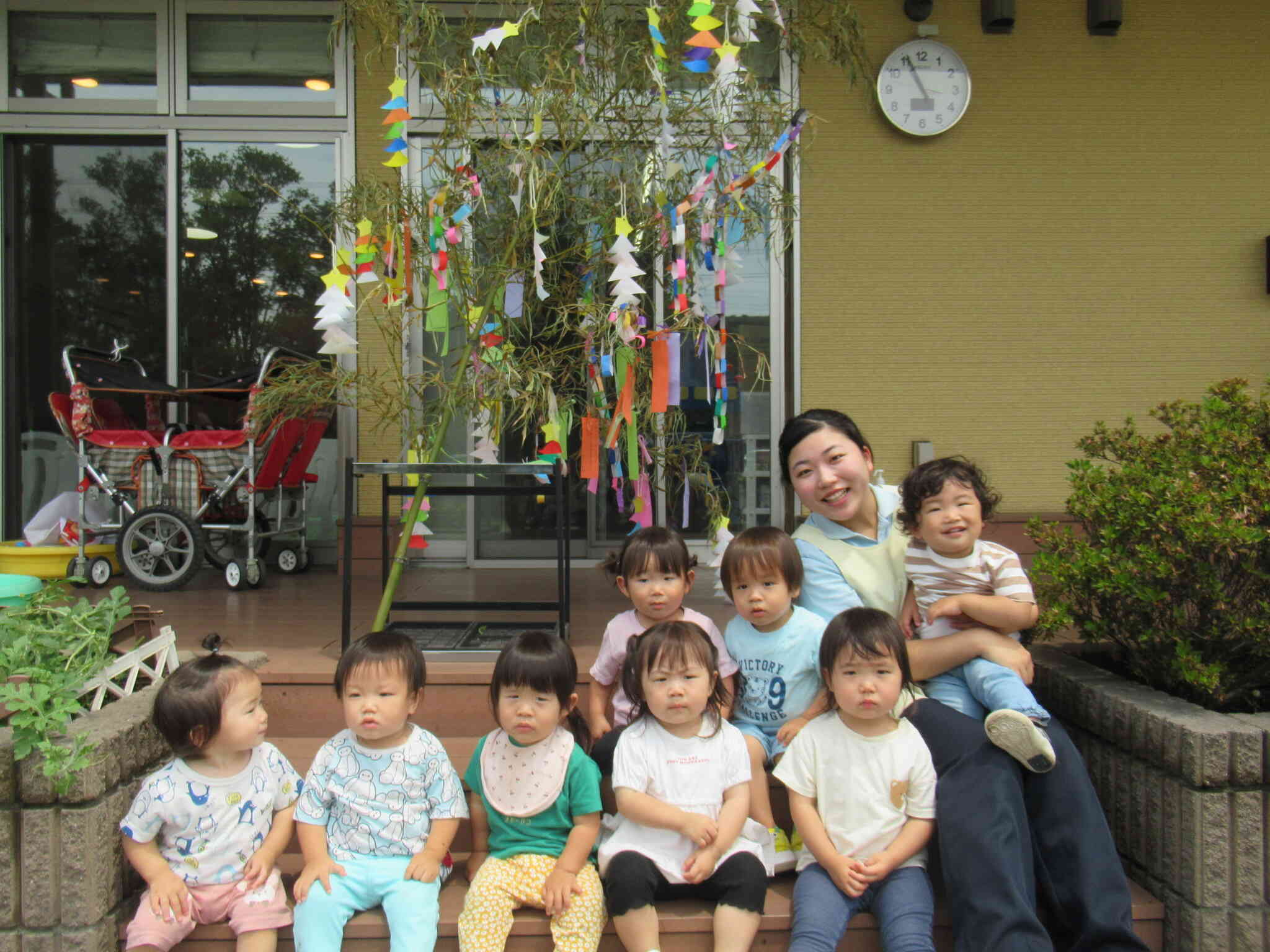笹の葉がちょっぴり気になるけれど…ハイチーズ！　たんぽぽ１組（１歳児）
