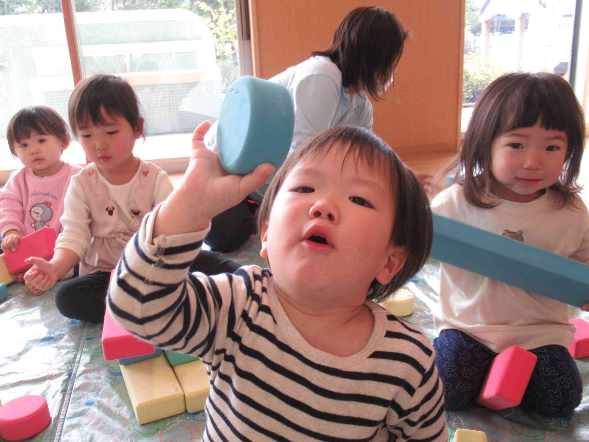 大きなつみきで何作ろうかな♡　たんぽぽ２組（２歳児）