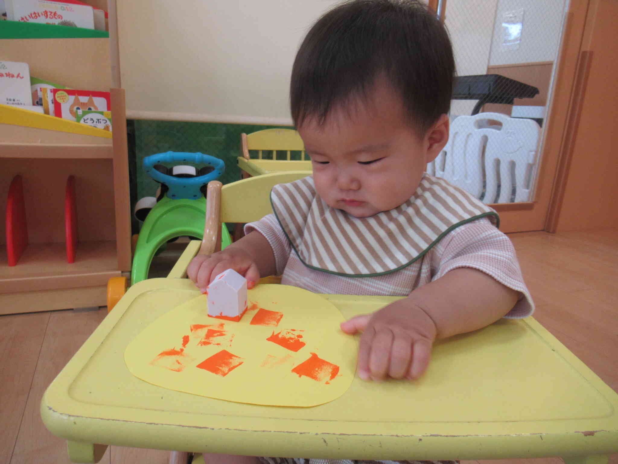 すみれ組（0歳児）制作の様子