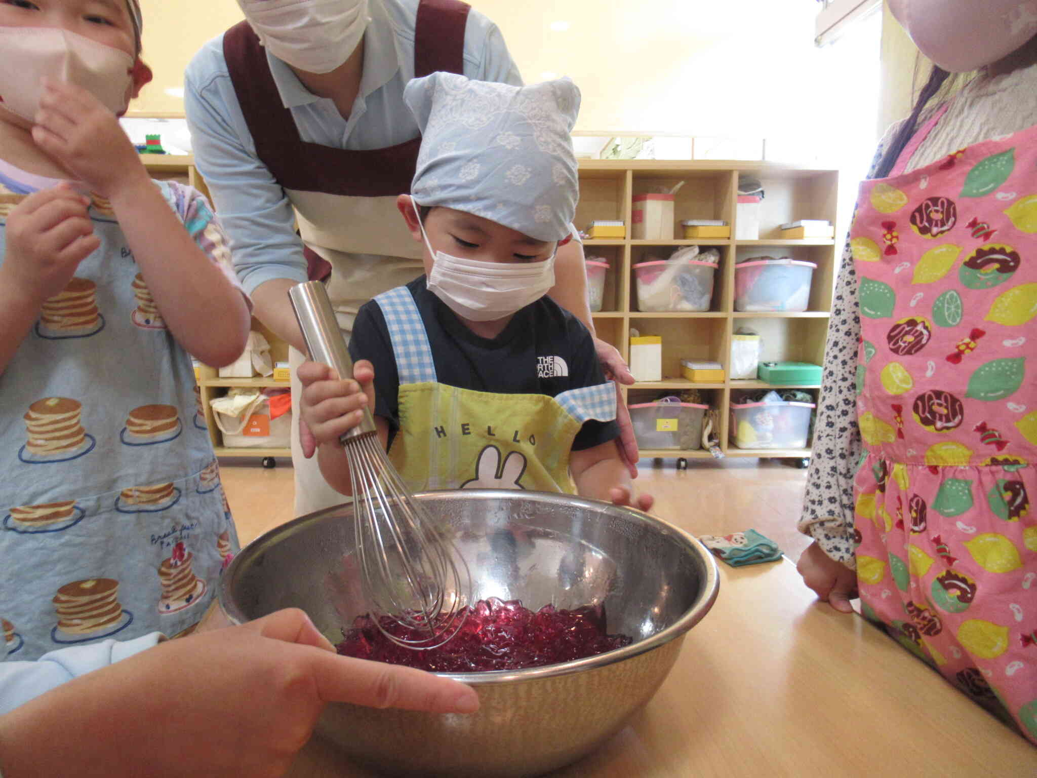 泡立て器でクラッシュ‼あじさいゼリーを作りました。さくら組（3.4.5歳児）