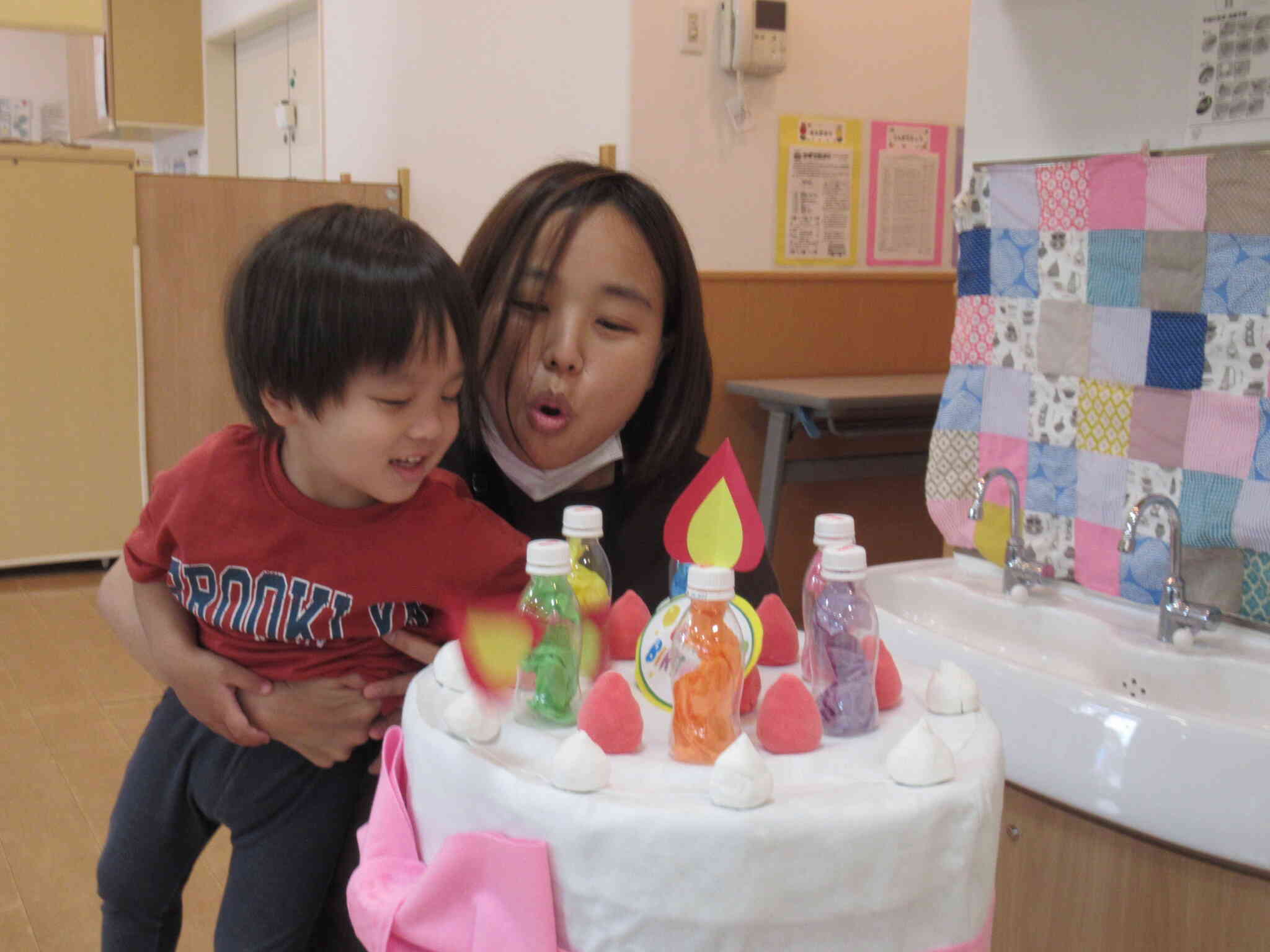 お誕生日ケーキのろうそくを消すよー‼　たんぽぽ２組（２歳児）