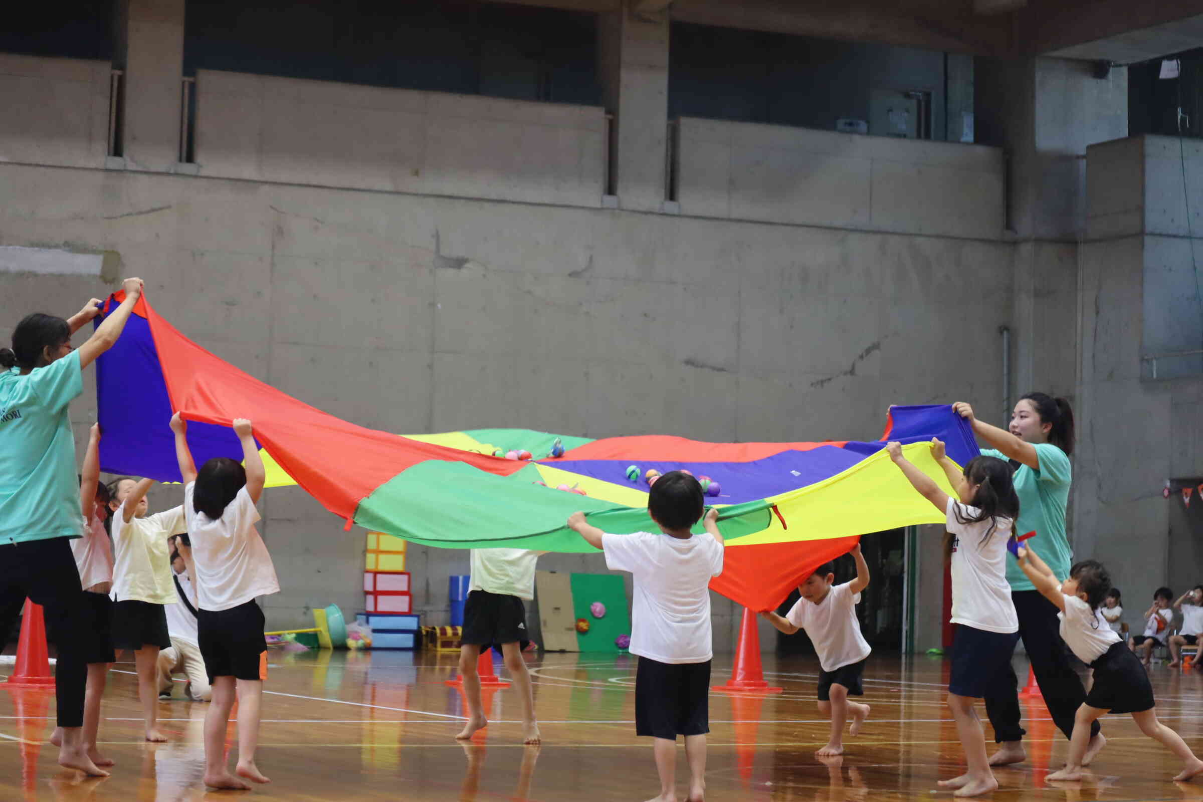 楽しかった運動会‼パラバルーンの演技がとっても素敵でした　さくら組（4,5歳児）